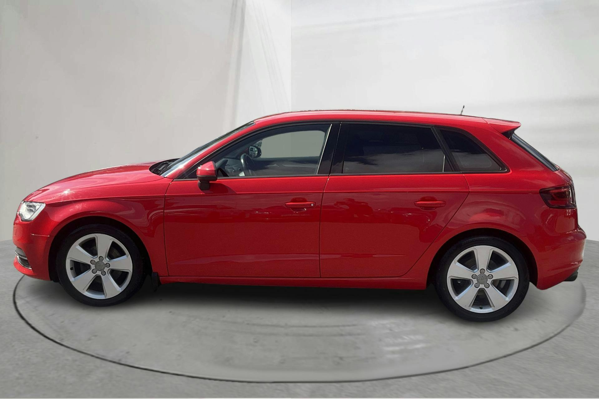 Presentationsfoto 2 av 13: Audi A3 2.0 TDI Sportback (150hk) - 20 222 mil - Automat - röd - 2014