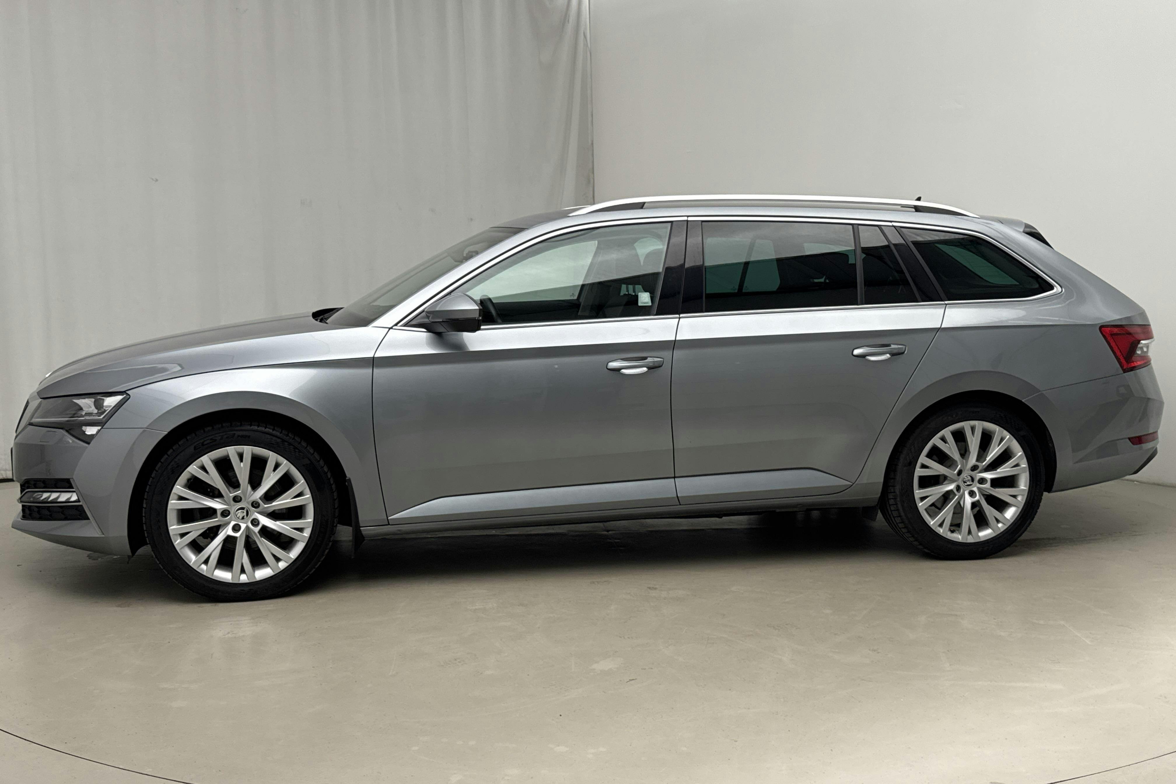 Presentationsfoto 2 av 24: Skoda Superb 1.4 TSI PHEV Kombi (218hk) - 9 830 mil - Automat - grå - 2021