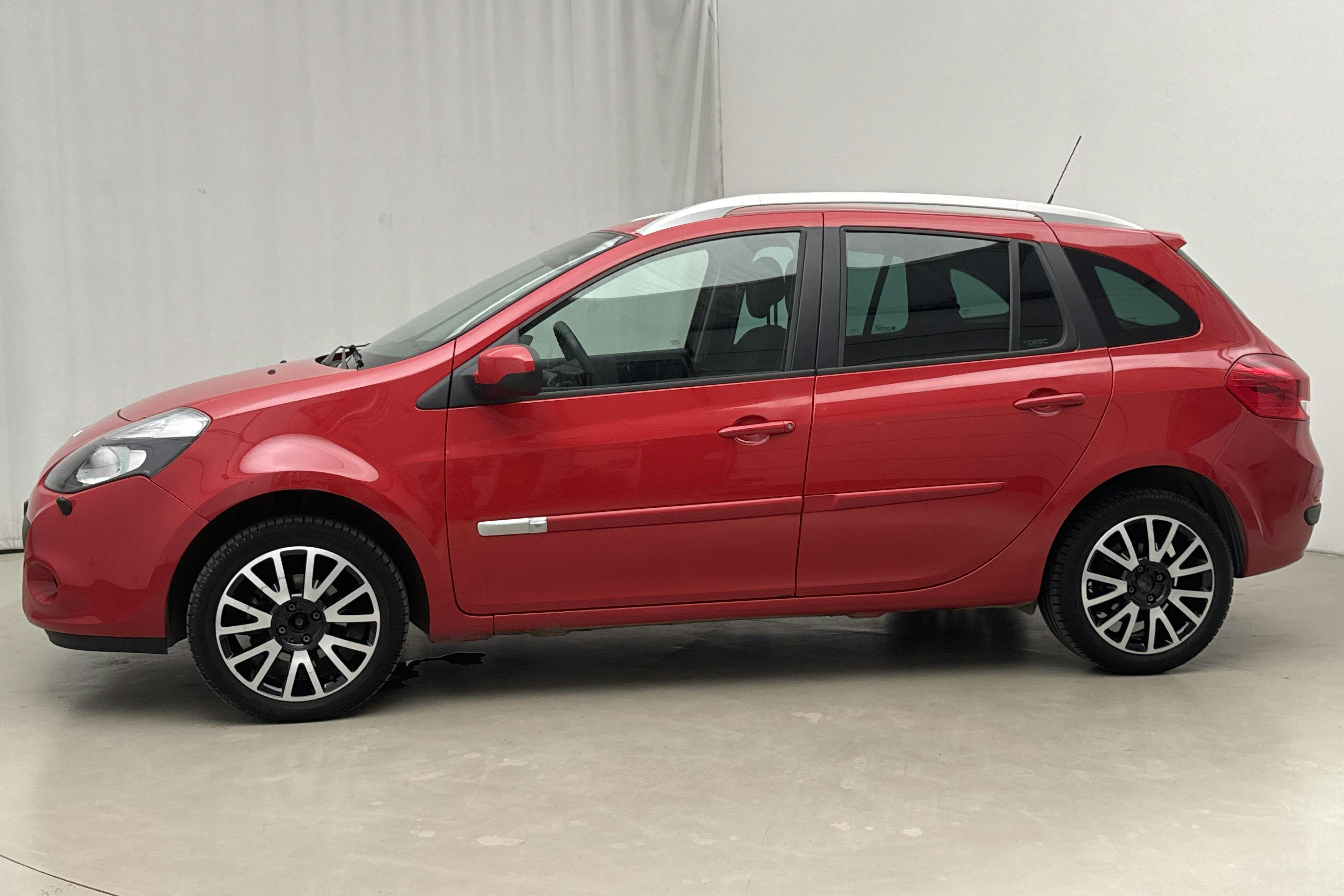 Presentation photo 2 of 14: Renault Clio III 1.6 Sport Tourer (112hk) - 38 620 km - Automatic - red - 2012