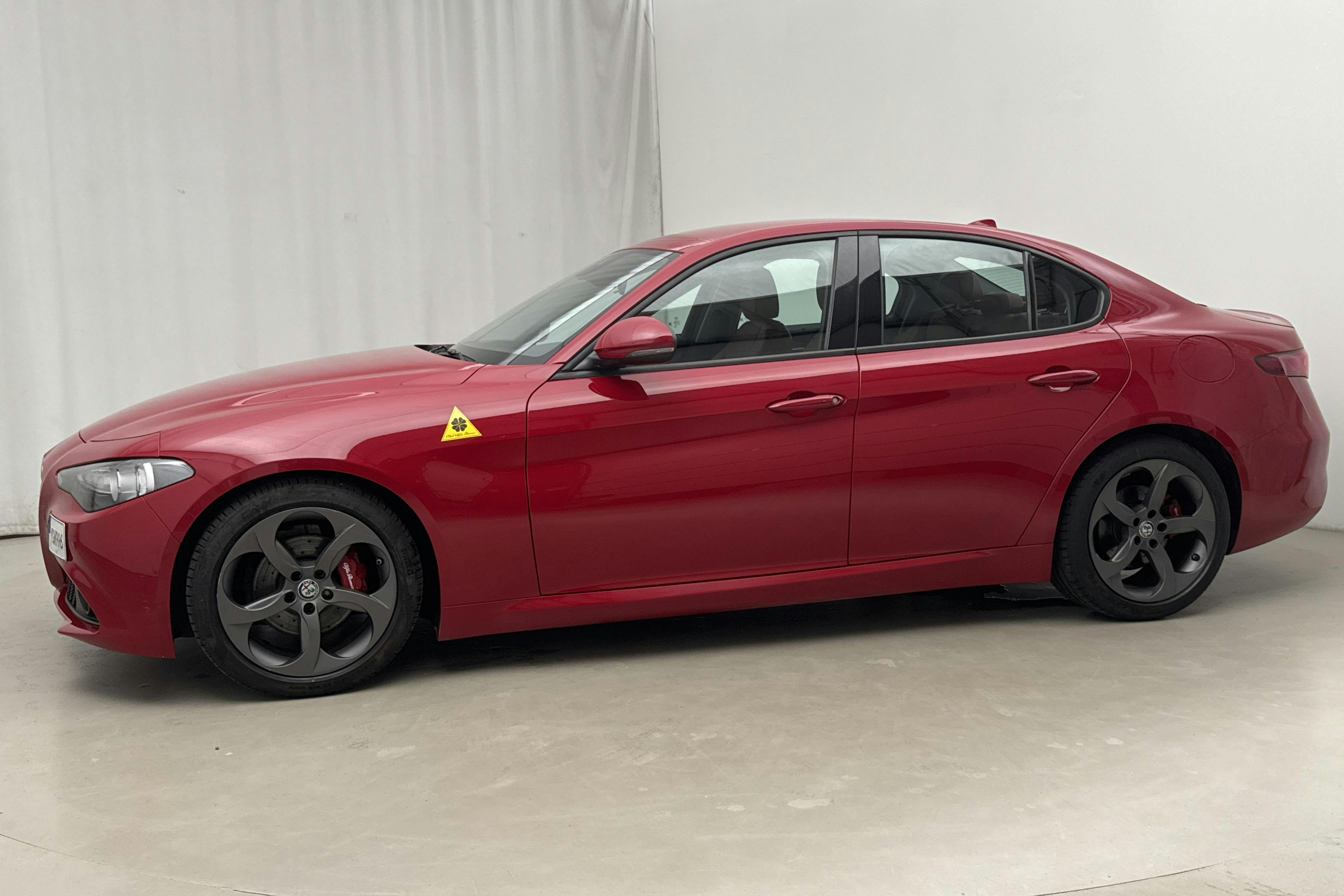 Presentationsfoto 2 av 21: Alfa Romeo Giulia 2.2 (180hk) - 5 530 mil - Manuell - röd - 2017