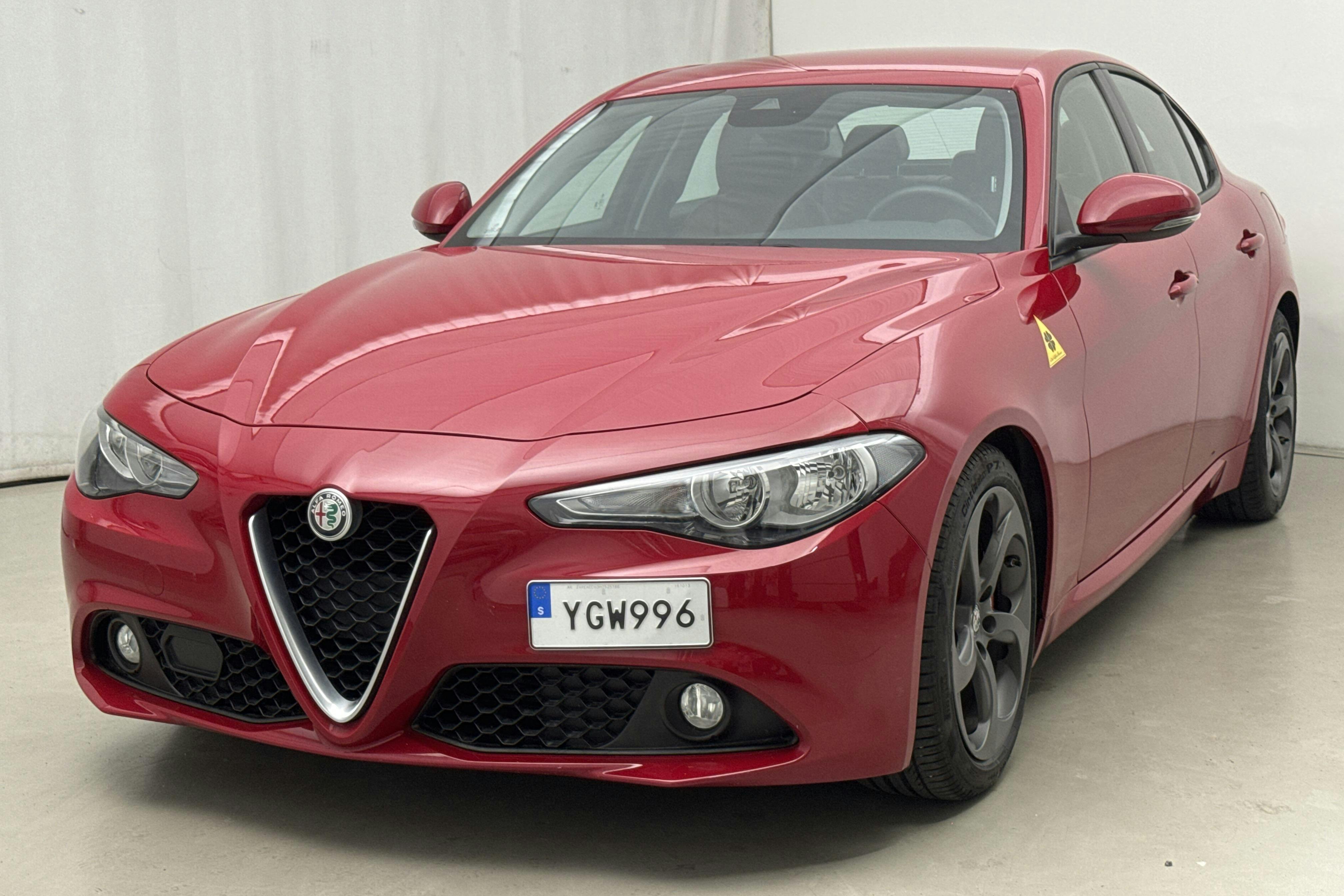 Alfa Romeo Giulia 2.2 (180hk) - 55 300 km - Manual - red - 2017