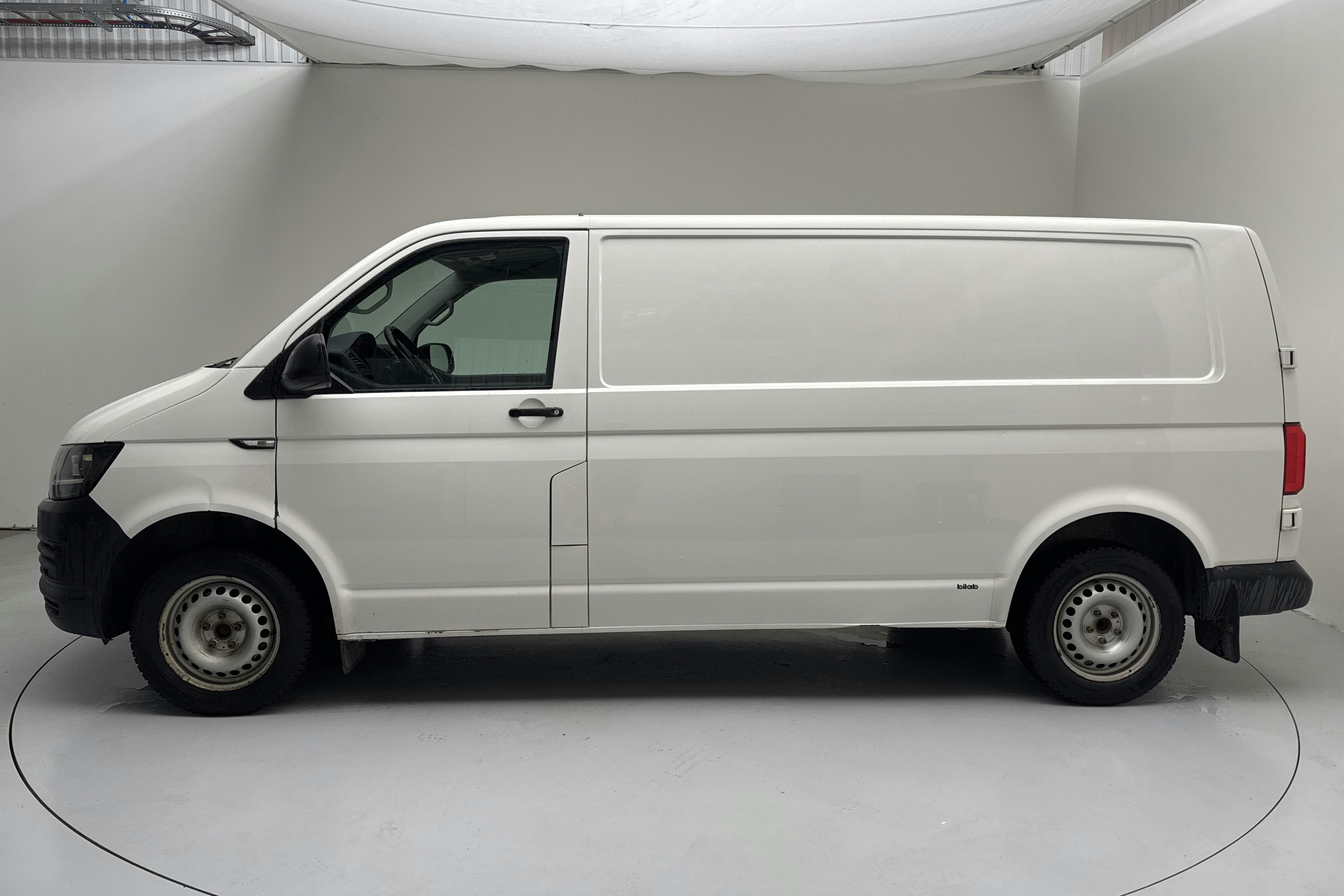 Presentationsfoto 2 av 11: VW Transporter T6 2.0 TDI BMT Skåp (102hk) - 19 779 mil - Manuell - vit - 2019