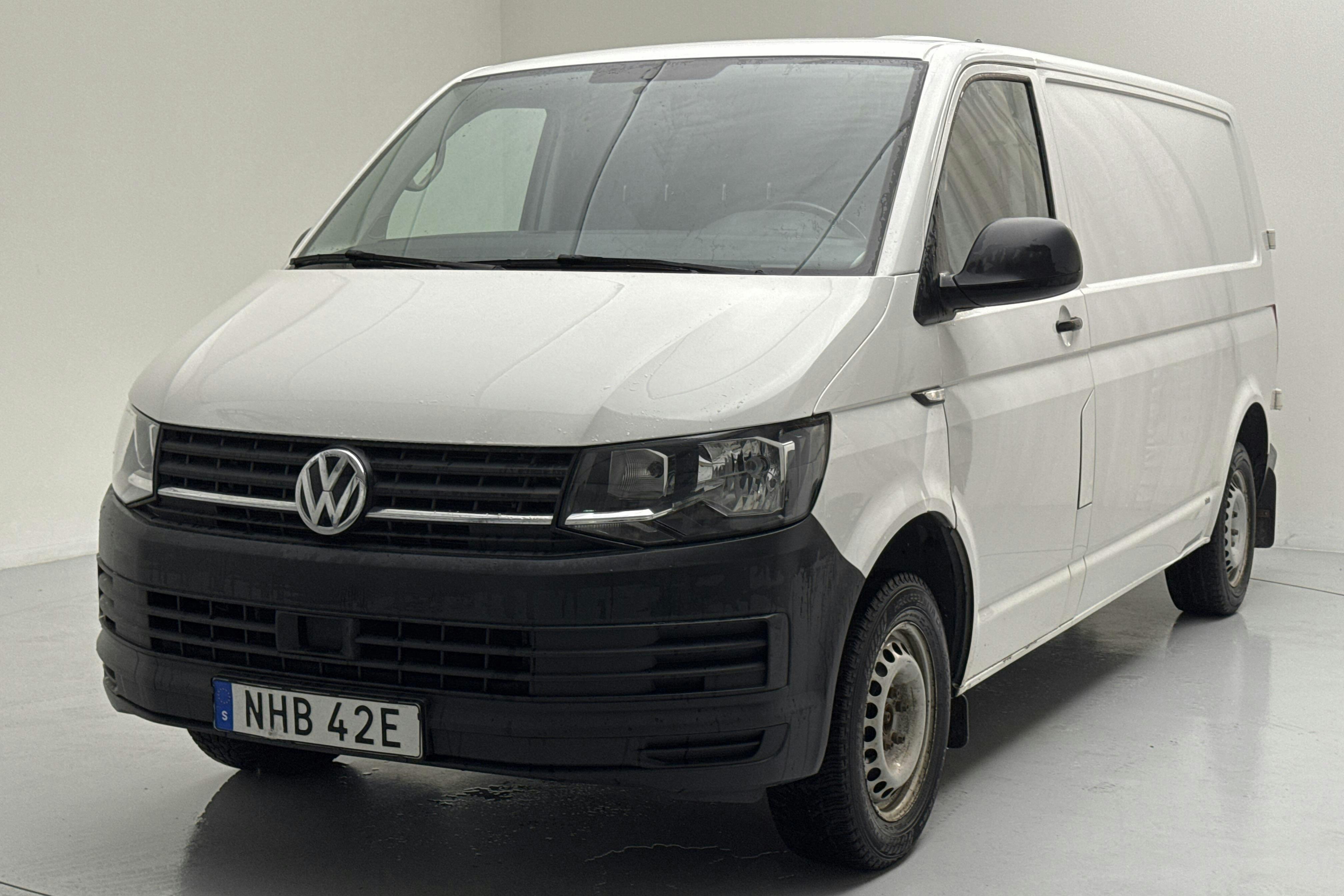 Presentationsfoto 1 av 11: VW Transporter T6 2.0 TDI BMT Skåp (102hk) - 19 779 mil - Manuell - vit - 2019