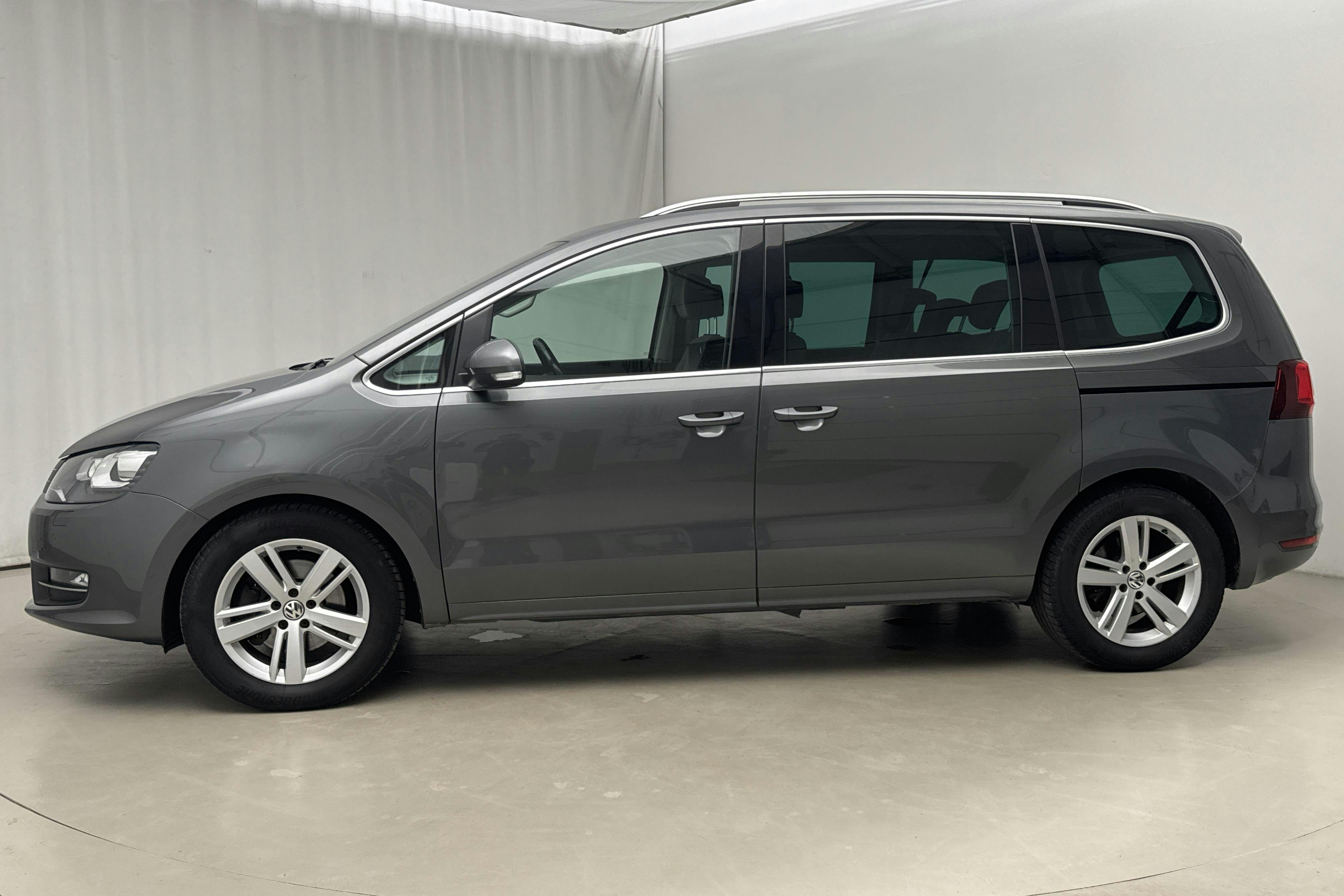 Presentation photo 2 of 19: VW Sharan 2.0 TDI 4Motion (184hk) - 198 560 km - Automatic - Dark Grey - 2017