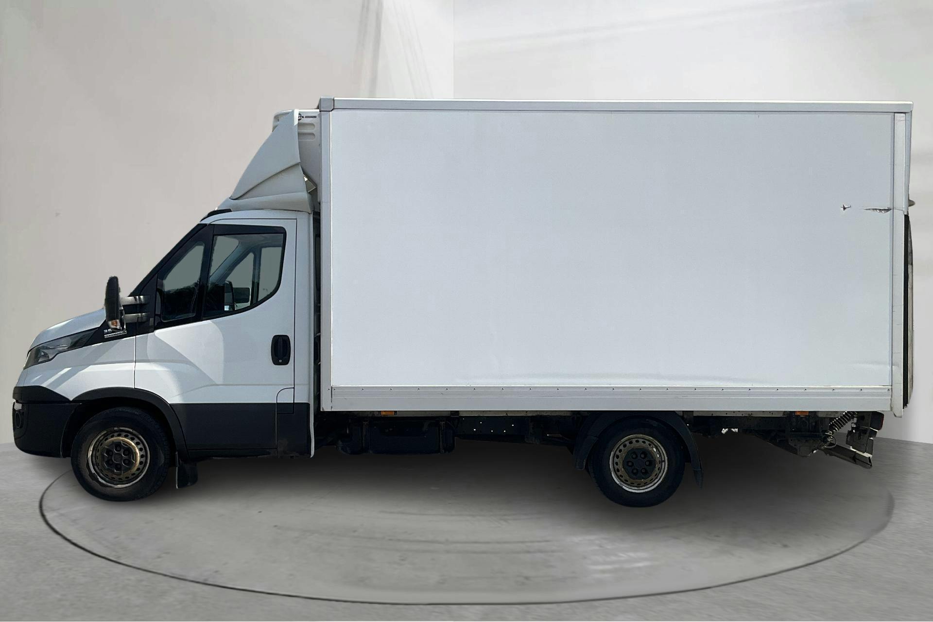 Presentationsfoto 2 av 15: Iveco Daily 35 2.3 Volymskåp (156hk) - 23 953 mil - Automat - vit - 2019
