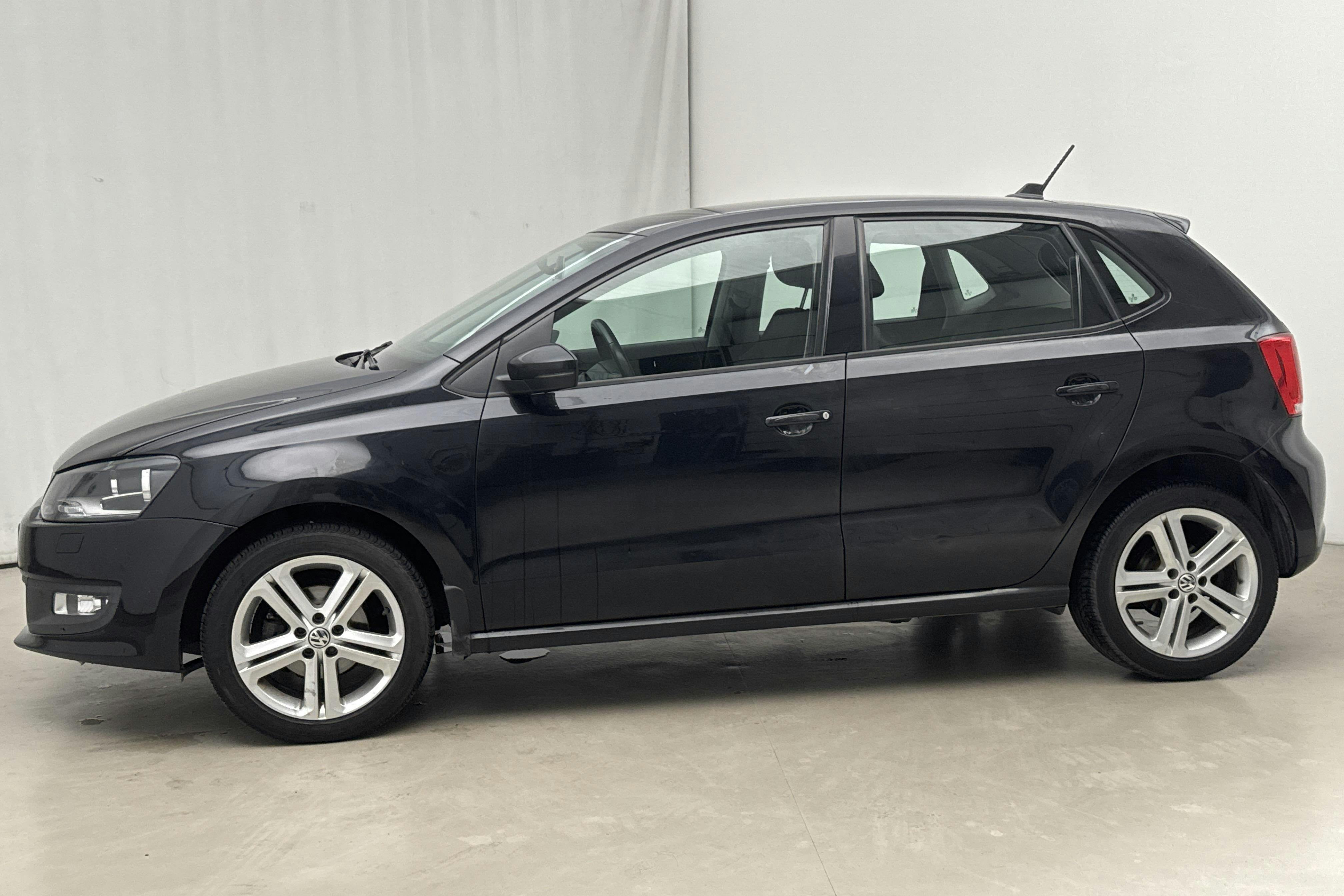 Presentationsfoto 2 av 13: VW Polo 1.4 5dr (85hk) - 13 257 mil - Manuell - svart - 2014
