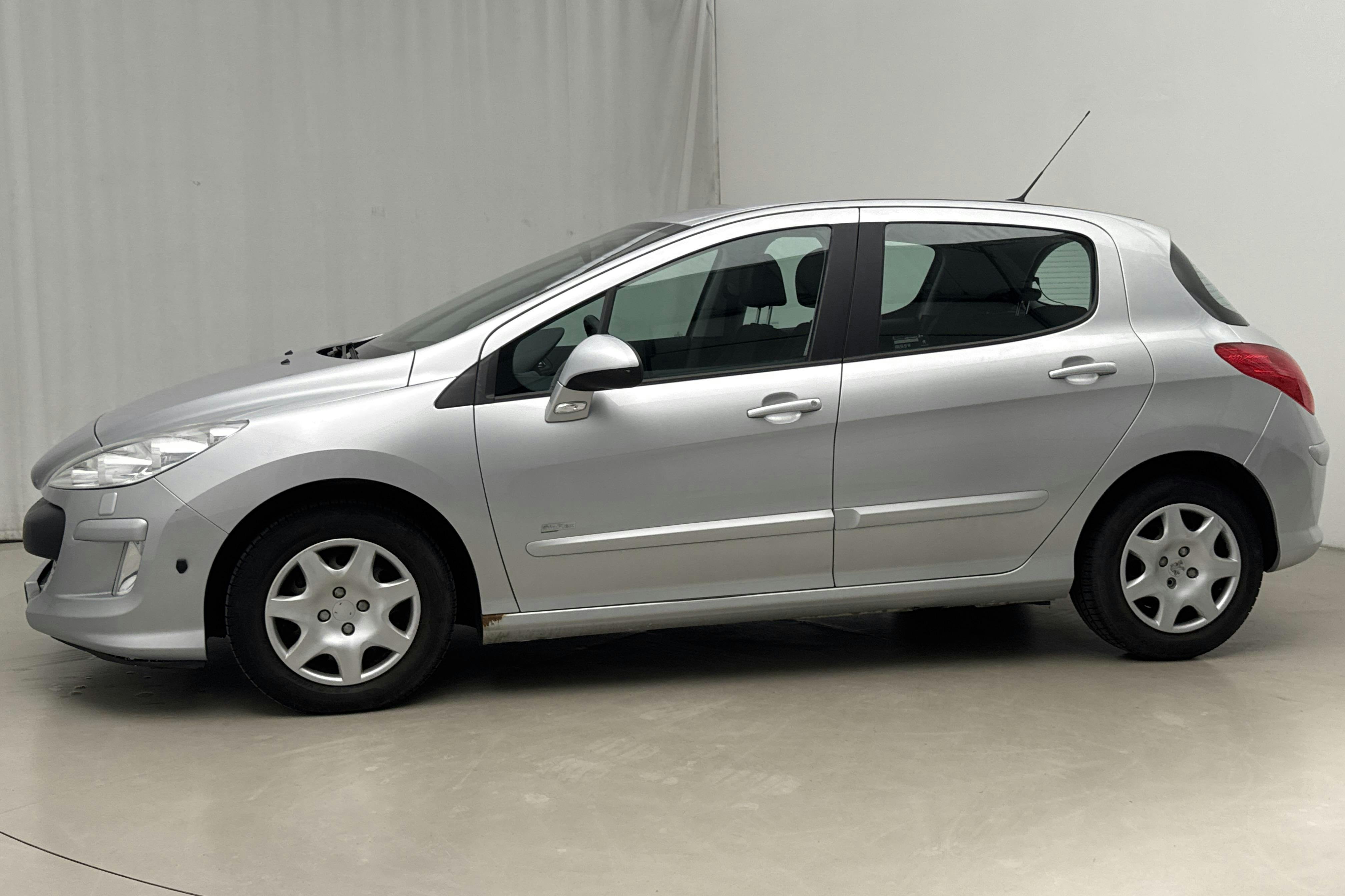 Presentation photo 2 of 13: Peugeot 308 1.6 Bioflex 5dr (110hk) - 142 920 km - Manual - Light Grey - 2008