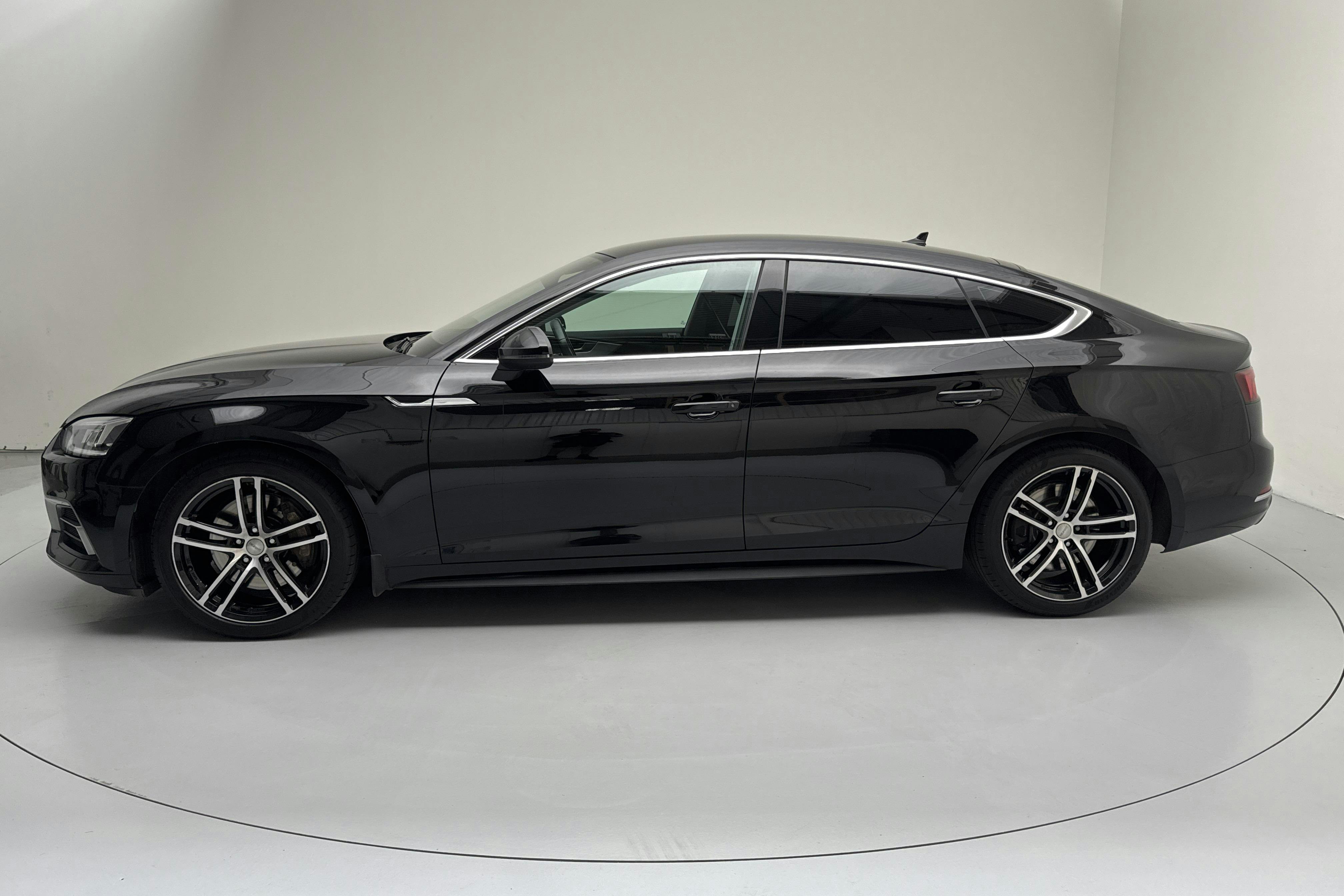 Presentationsfoto 2 av 12: Audi A5 2.0 TFSI Sportback quattro (252hk) - 12 276 mil - Automat - svart - 2018
