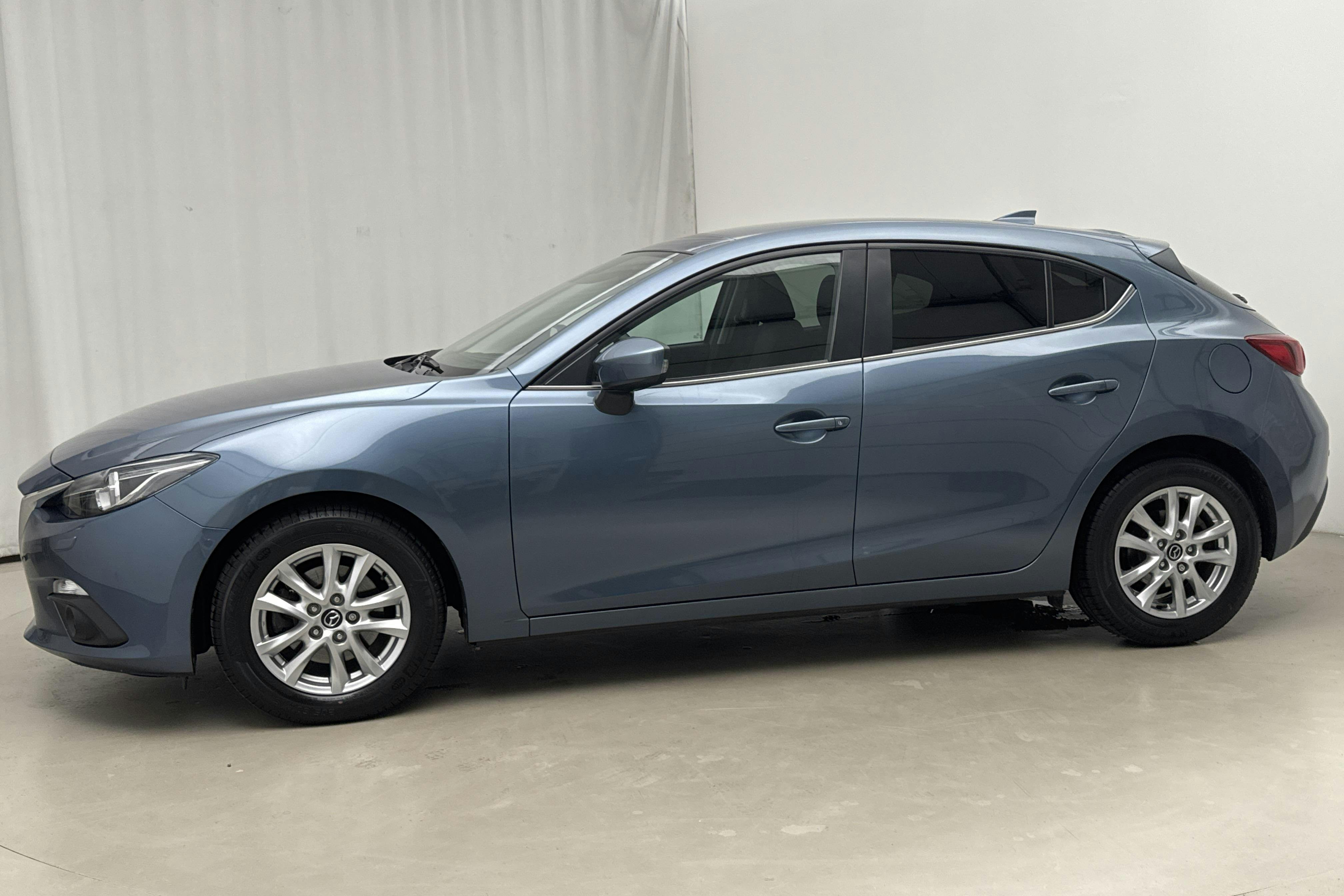 Presentation photo 2 of 16: Mazda 3 2.0 5dr (120hk) - 30 770 km - Automatic - blue - 2016