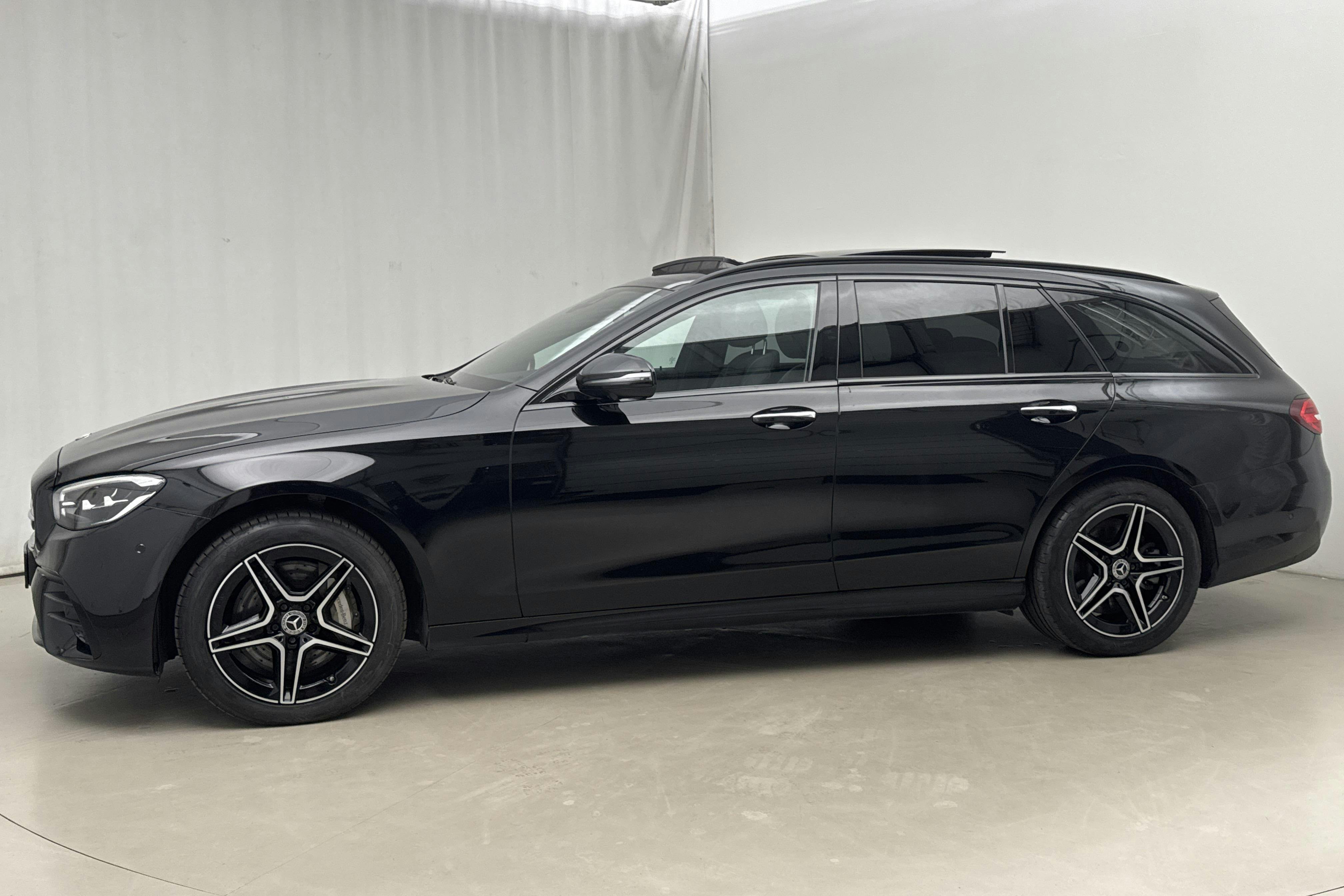 Presentationsfoto 2 av 24: Mercedes E 300 de Kombi 4MATIC S213 (306hk) - 7 353 mil - Automat - svart - 2022