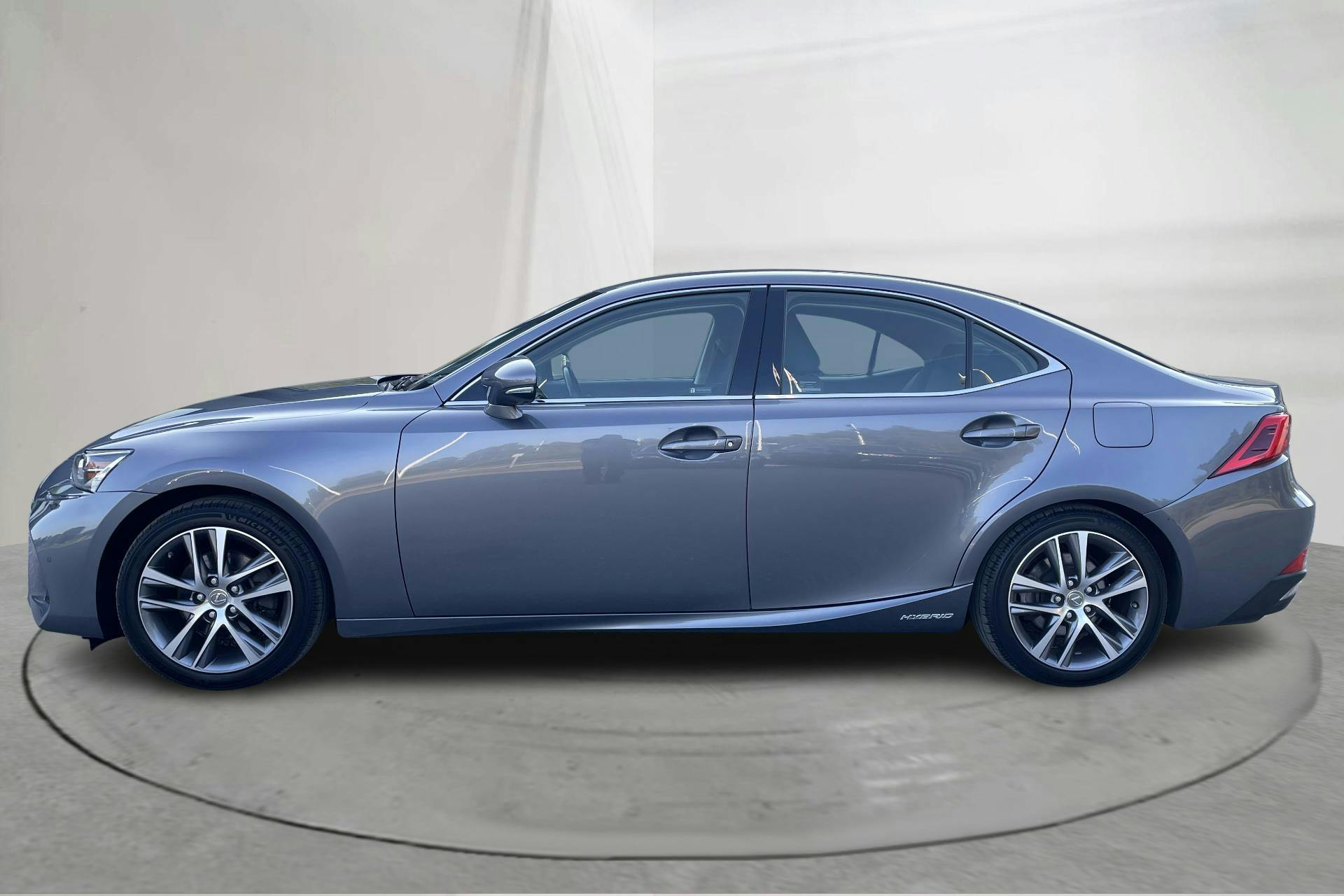 Presentationsfoto 2 av 19: Lexus IS 300h (181hk) - 8 189 mil - Automat - grå - 2019