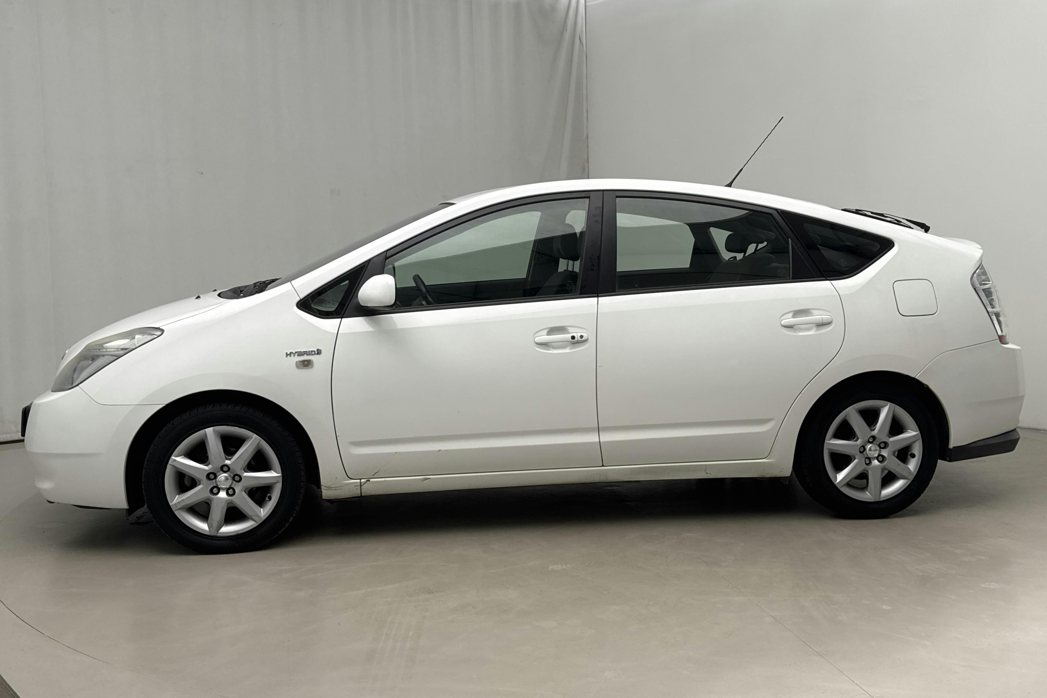 Presentationsfoto 2 av 14: Toyota Prius 1.5 Hybrid (78hk) - 18 428 mil - Automat - vit - 2008