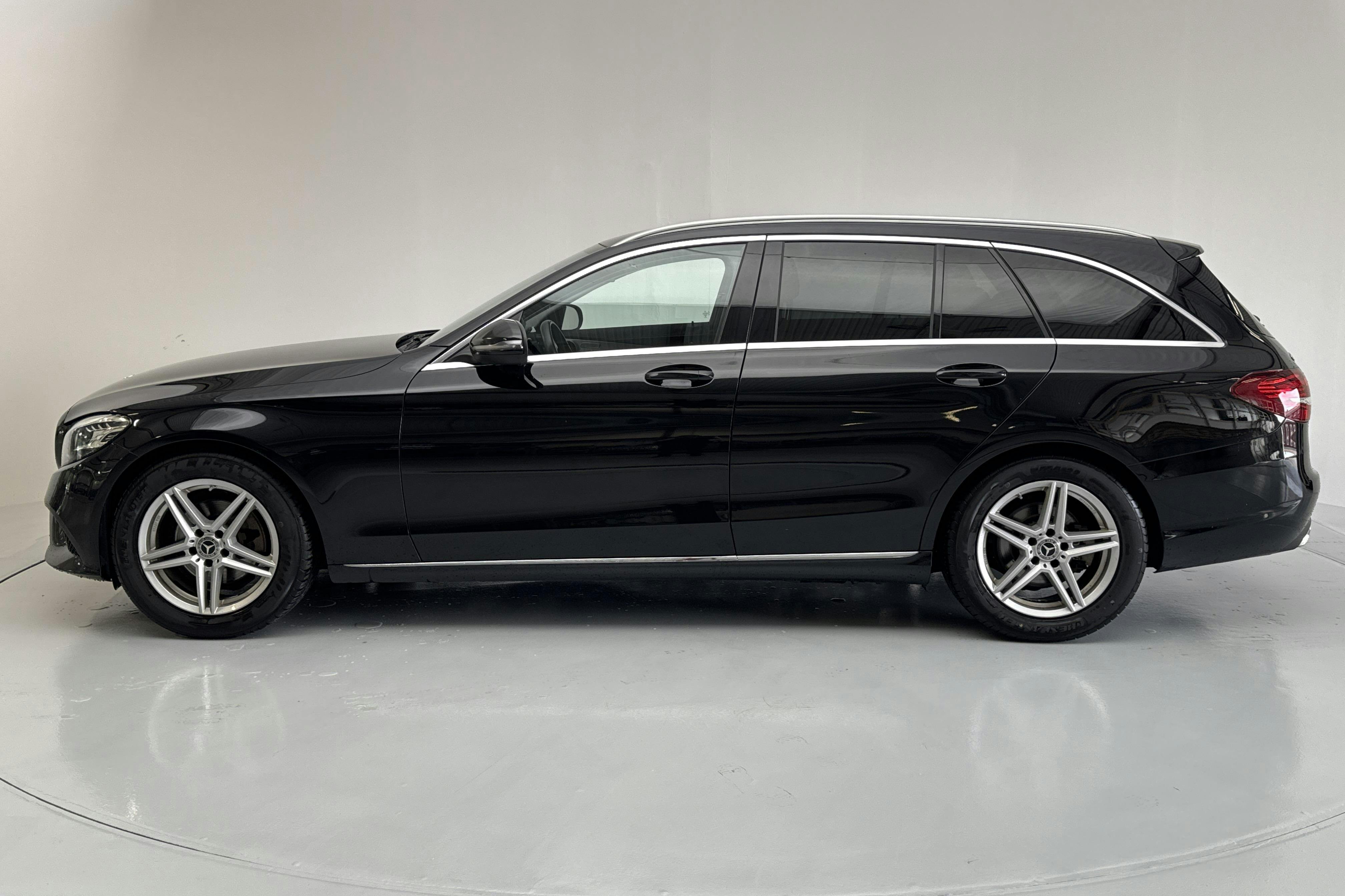Presentationsfoto 2 av 14: Mercedes C 200 d Kombi S205 (160hk) - 16 999 mil - Automat - svart - 2019