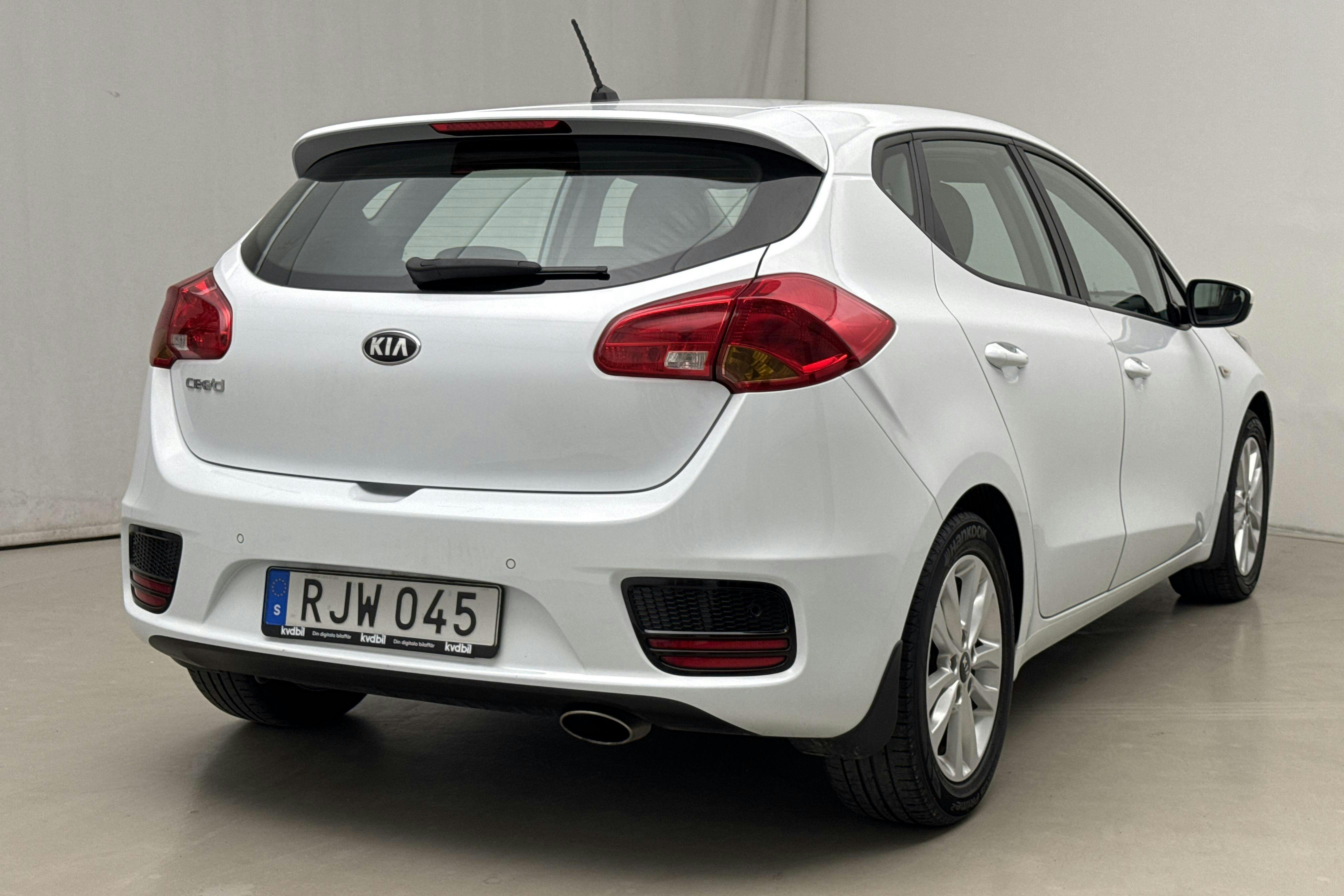 KIA Cee'd 1.4 T-GDi 5dr (100hk) - 9 014 mil - Manuell - vit - 2017