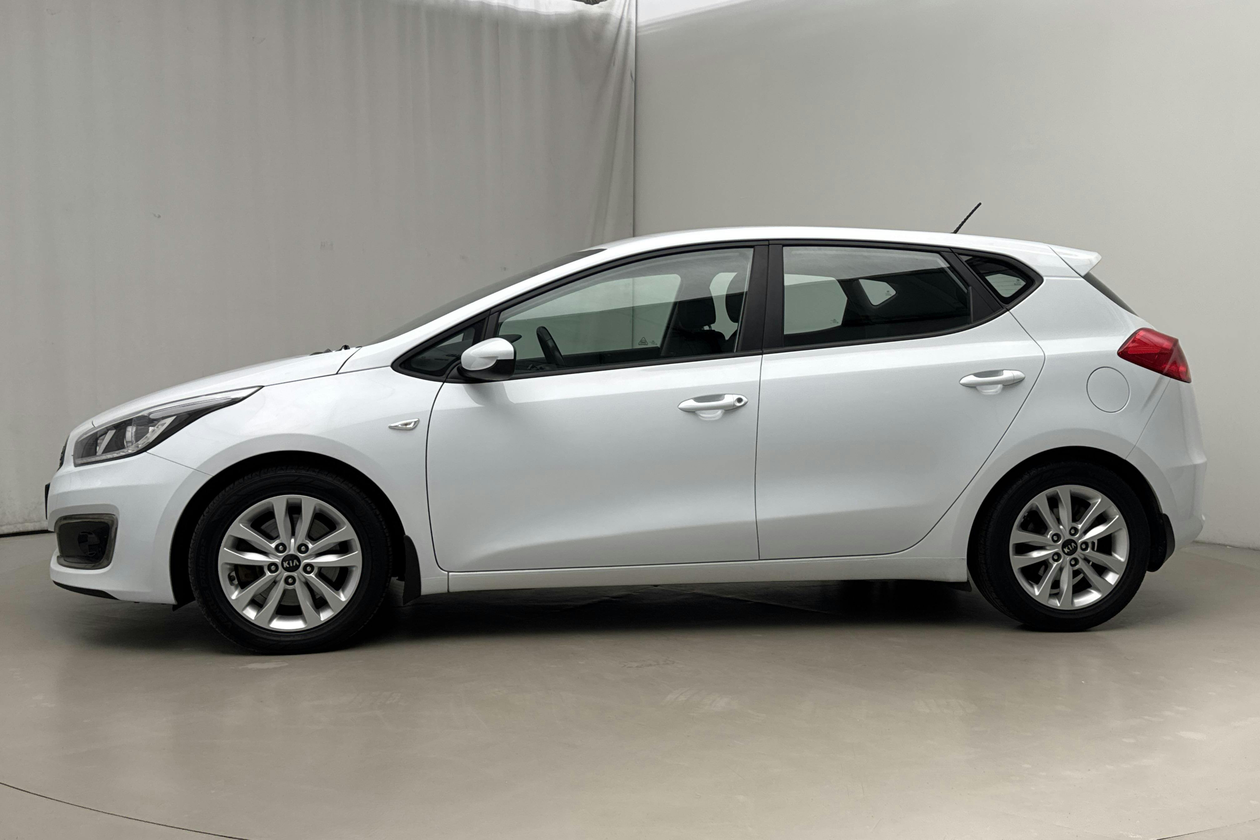 Presentationsfoto 2 av 11: KIA Cee'd 1.4 T-GDi 5dr (100hk) - 9 014 mil - Manuell - vit - 2017