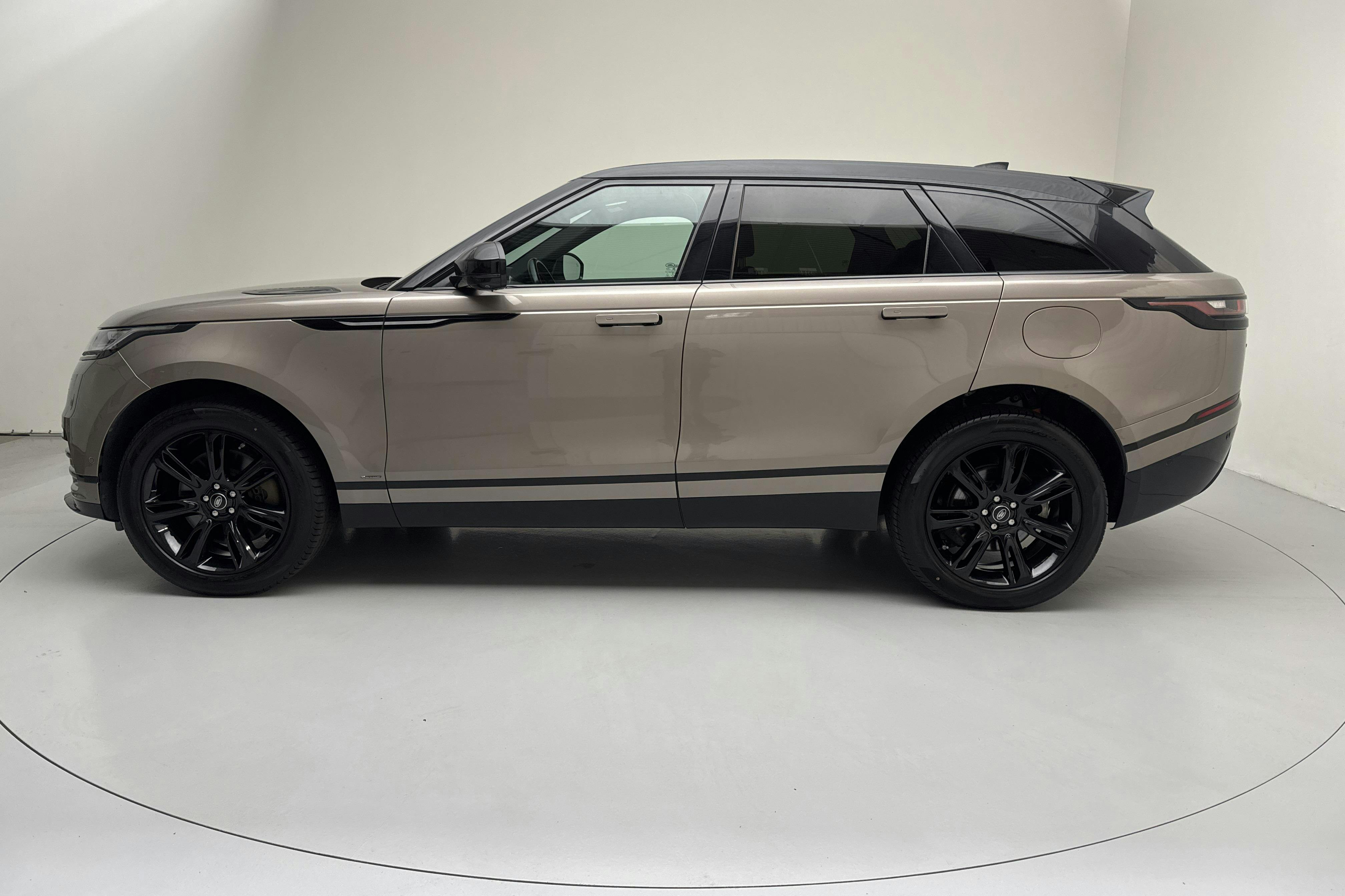 Presentationsfoto 2 av 19: Land Rover Range Rover Velar 3.0 P400e PHEV (400hk) - 7 305 mil - Automat - brun - 2021
