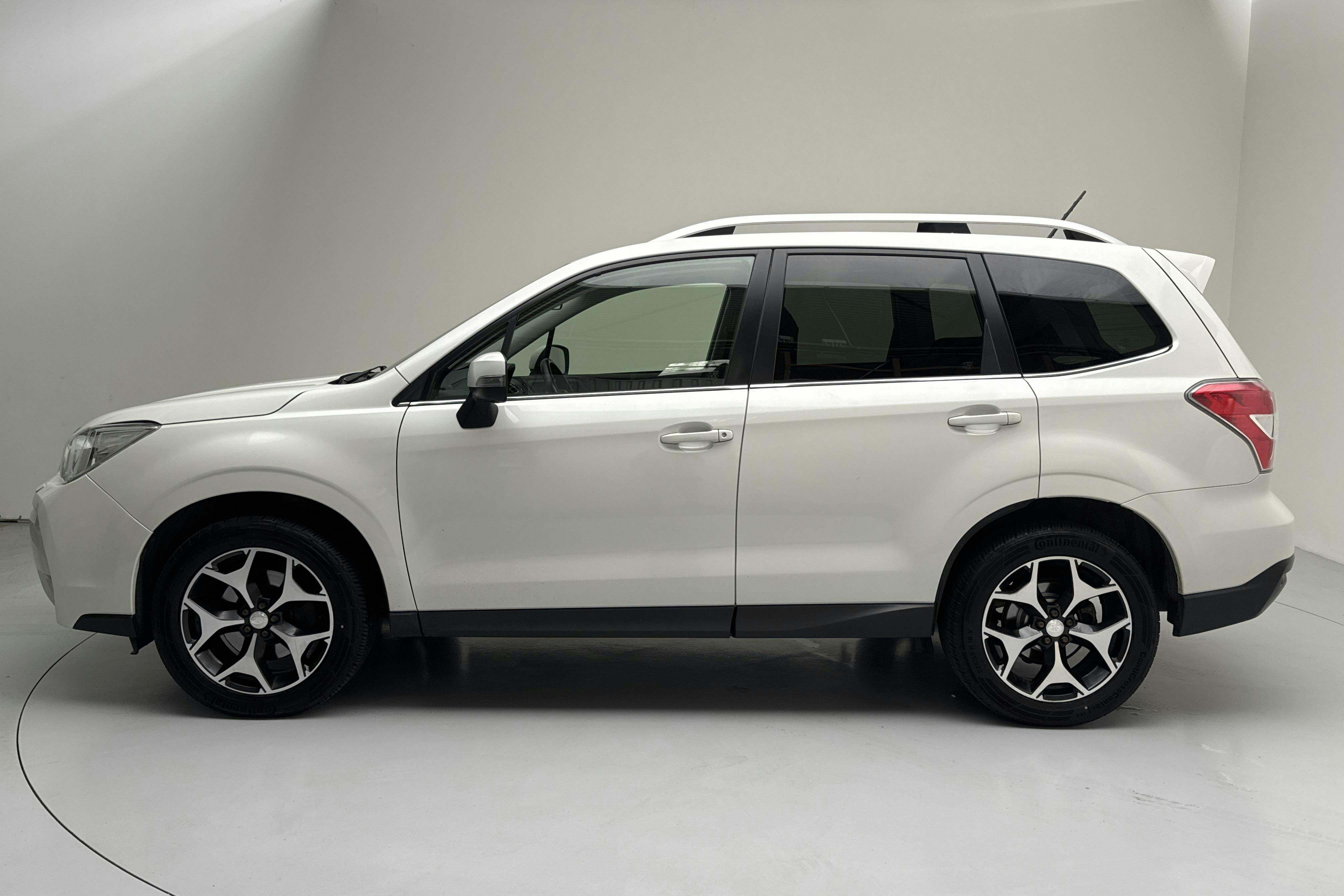 Presentation photo 2 of 15: Subaru Forester 2.0 (240hk) - 228 500 km - Automatic - white - 2015