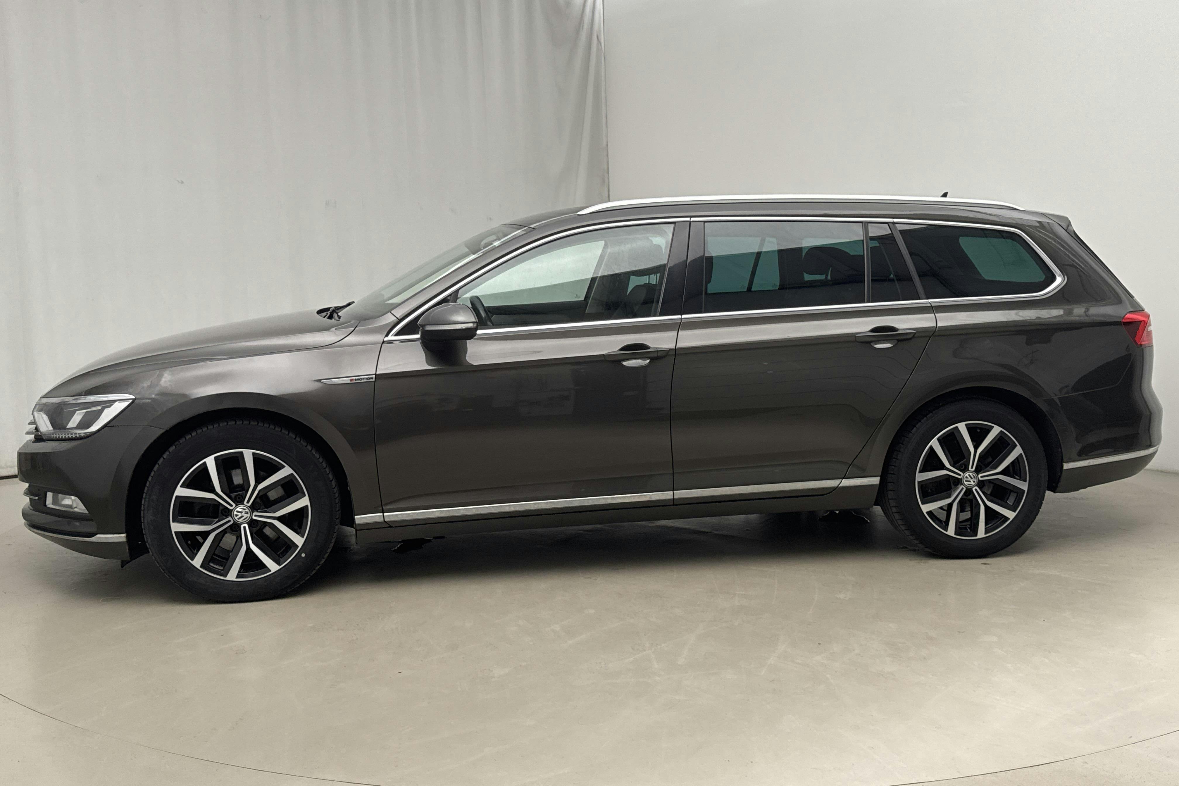 Presentationsfoto 2 av 18: VW Passat 2.0 TDI Sportscombi 4MOTION (190hk) - 20 594 mil - Automat - Dark Brown - 2017