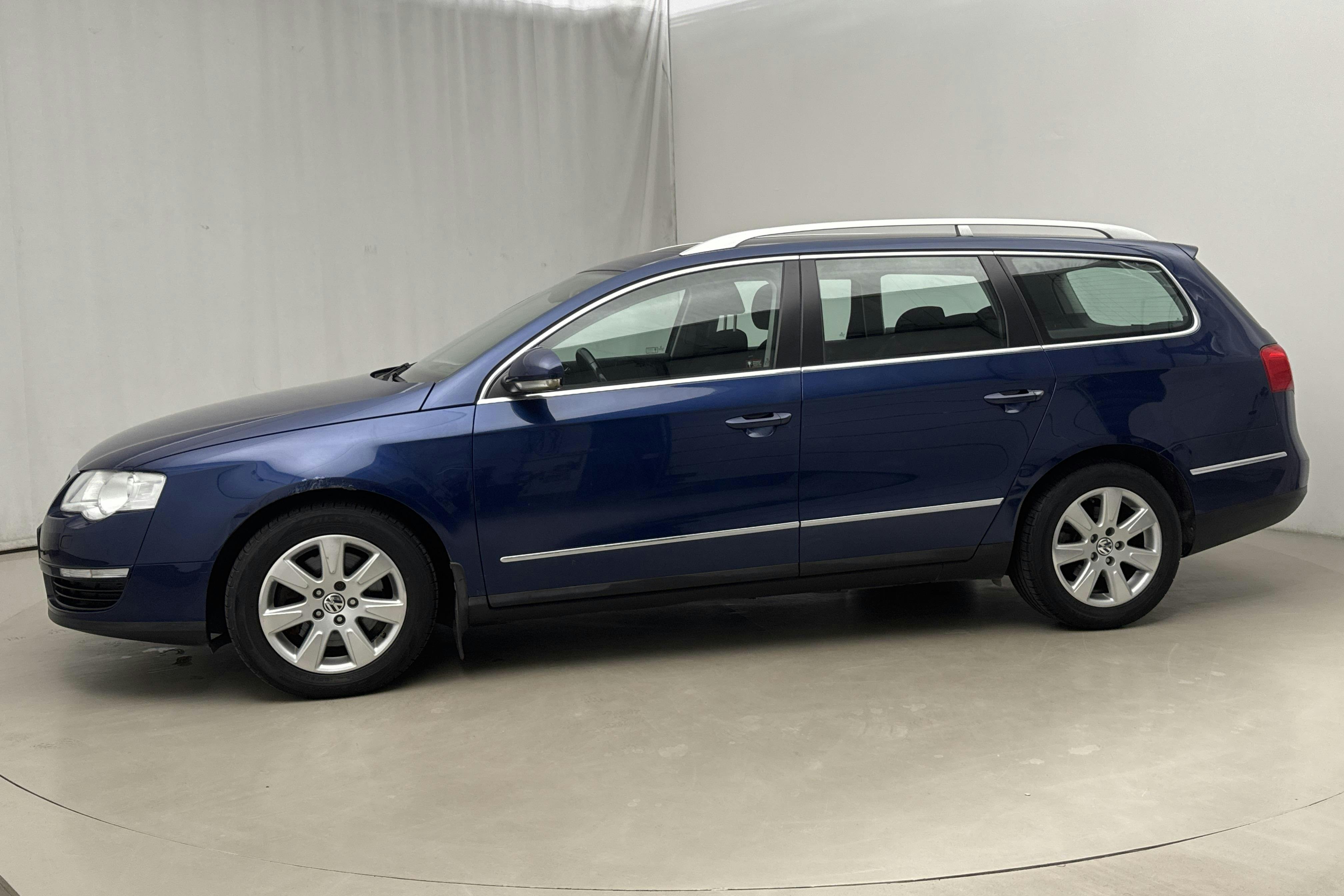 Presentationsfoto 2 av 13: VW Passat 2.0 TDI Variant 4-Motion (140hk) - 10 322 mil - Manuell - Dark Blue - 2008