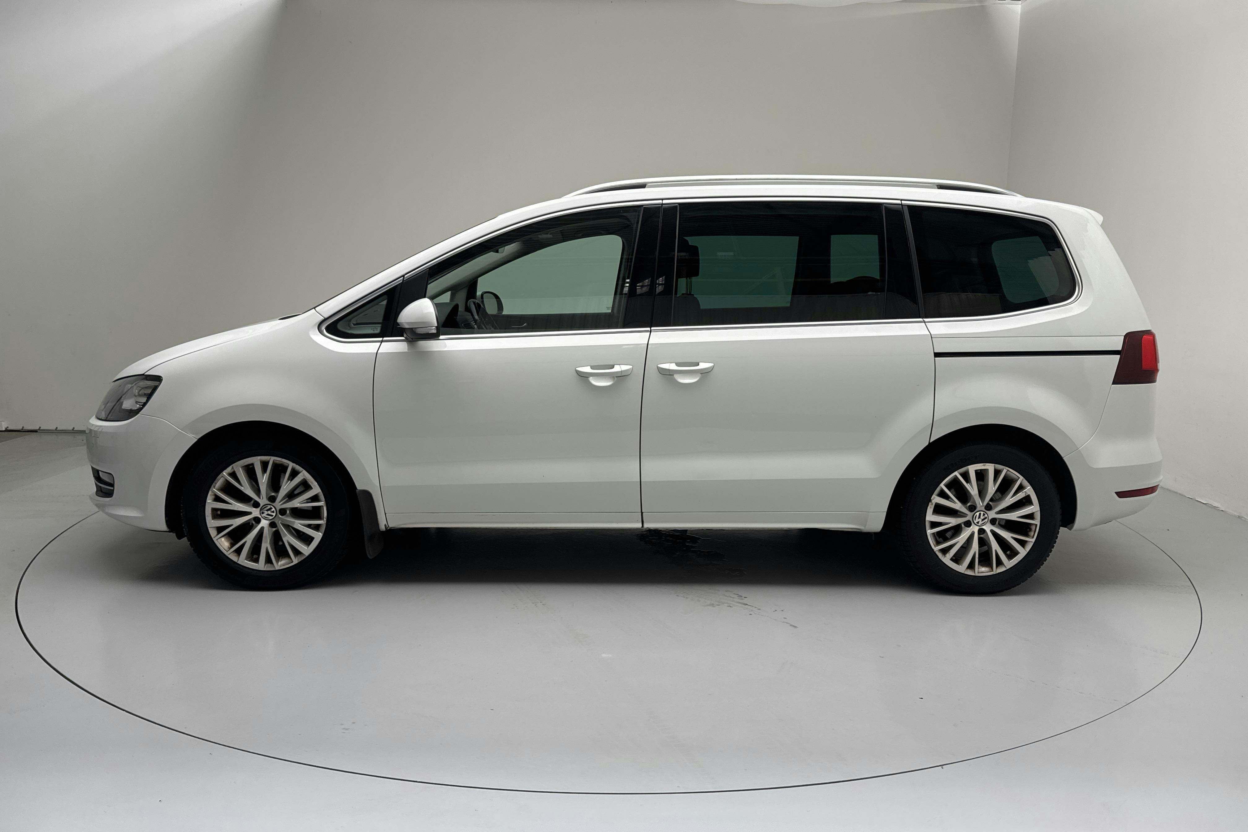 Presentation photo 2 of 16: VW Sharan 2.0 TDI 4Motion (184hk) - 227 010 km - Automatic - white - 2017