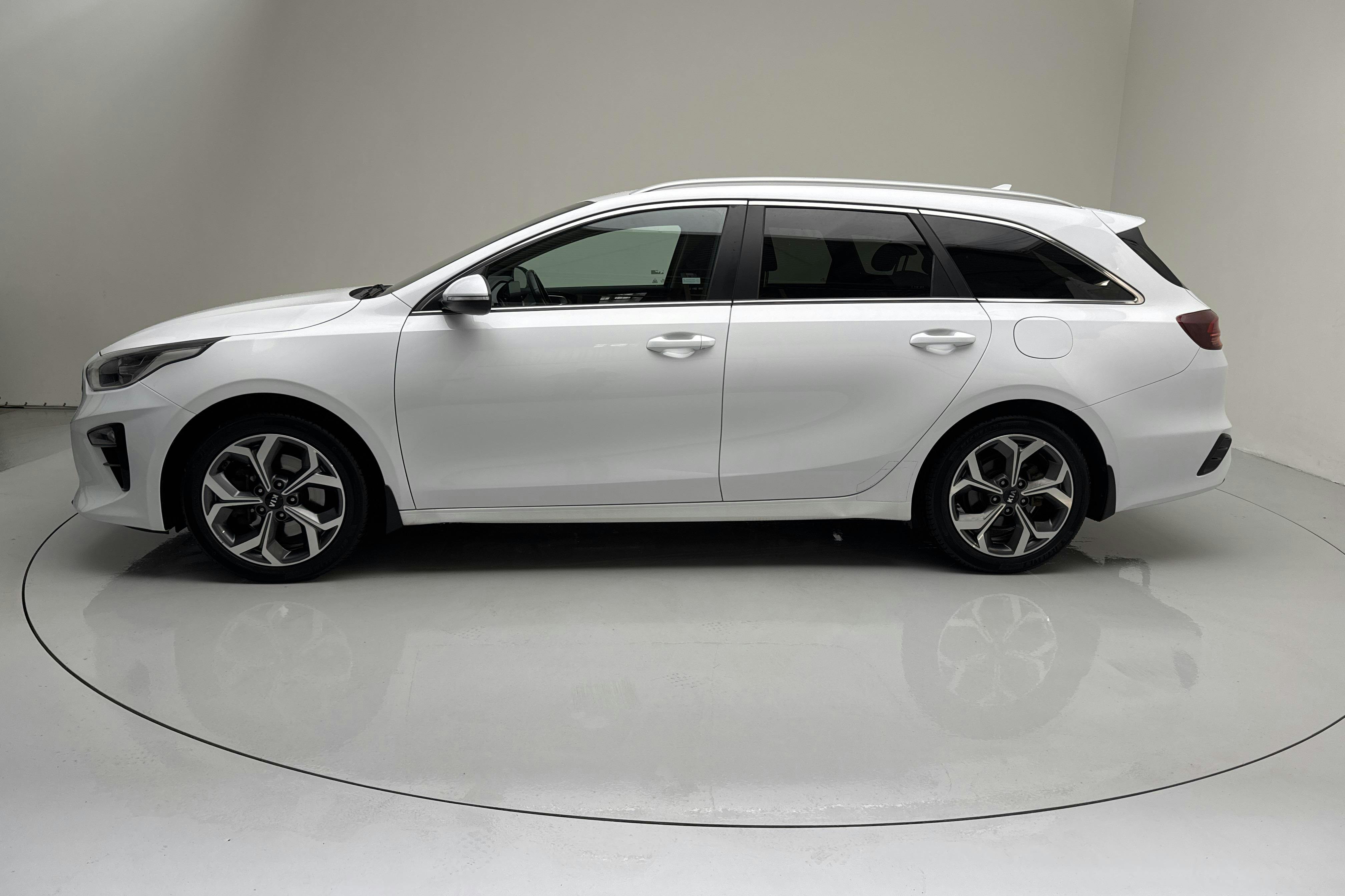 Presentationsfoto 2 av 16: KIA Ceed 1.4 T-GDi SW (140hk) - 7 953 mil - Automat - vit - 2019