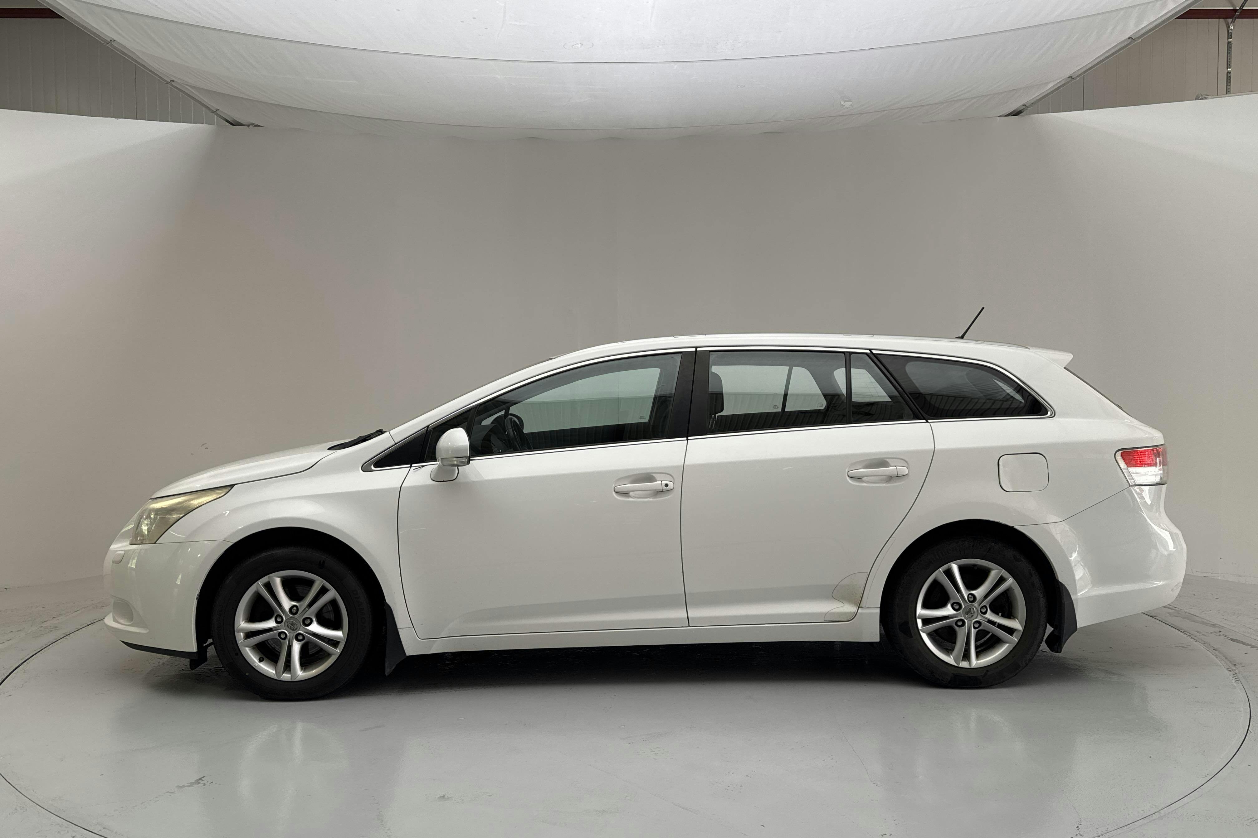 Presentationsfoto 2 av 12: Toyota Avensis 2.0 Kombi (152hk) - 20 621 mil - Manuell - vit - 2009