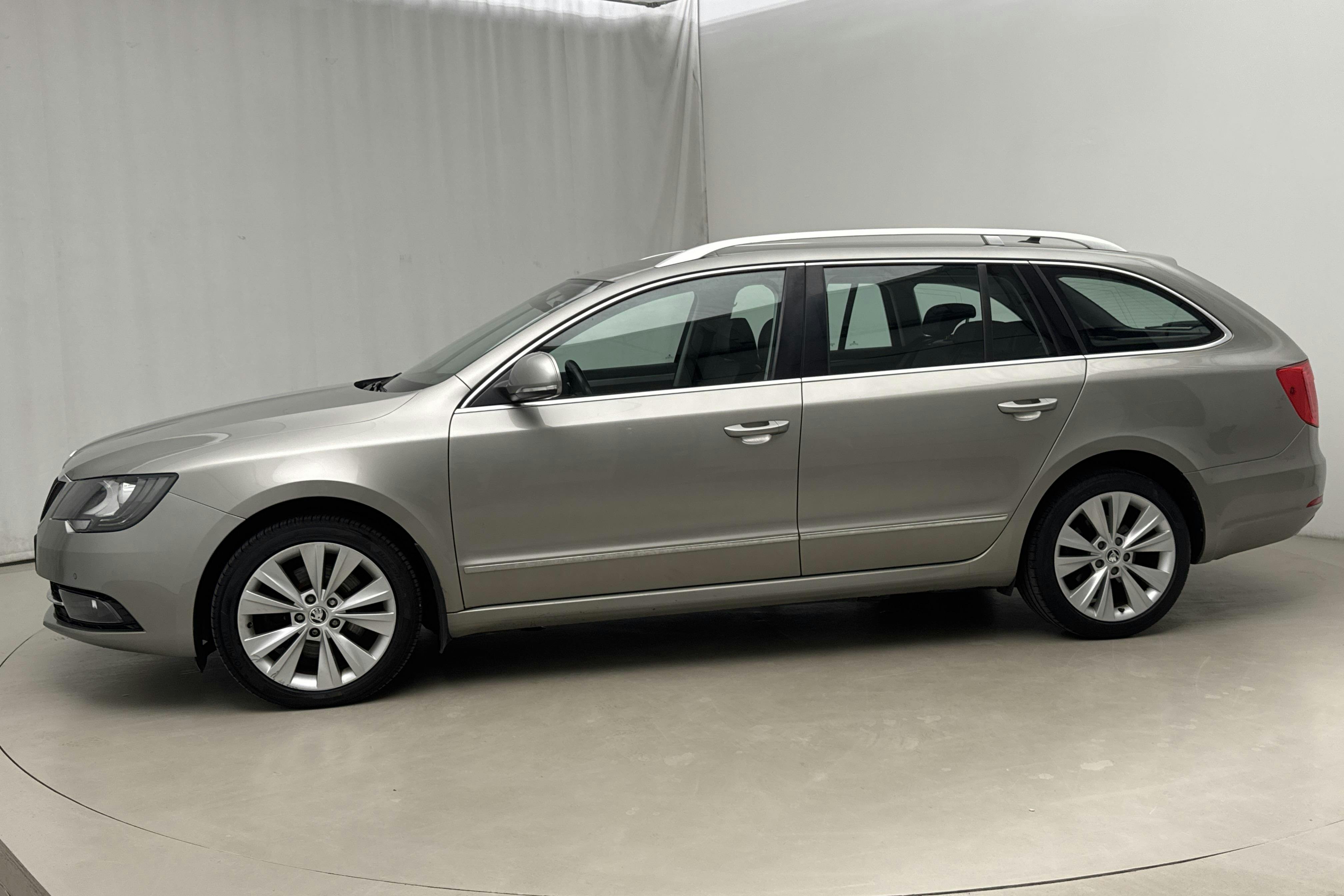 Presentationsfoto 2 av 17: Skoda Superb 2.0 TDI 4x4 Kombi (170hk) - 16 044 mil - Automat - Light Brown - 2015