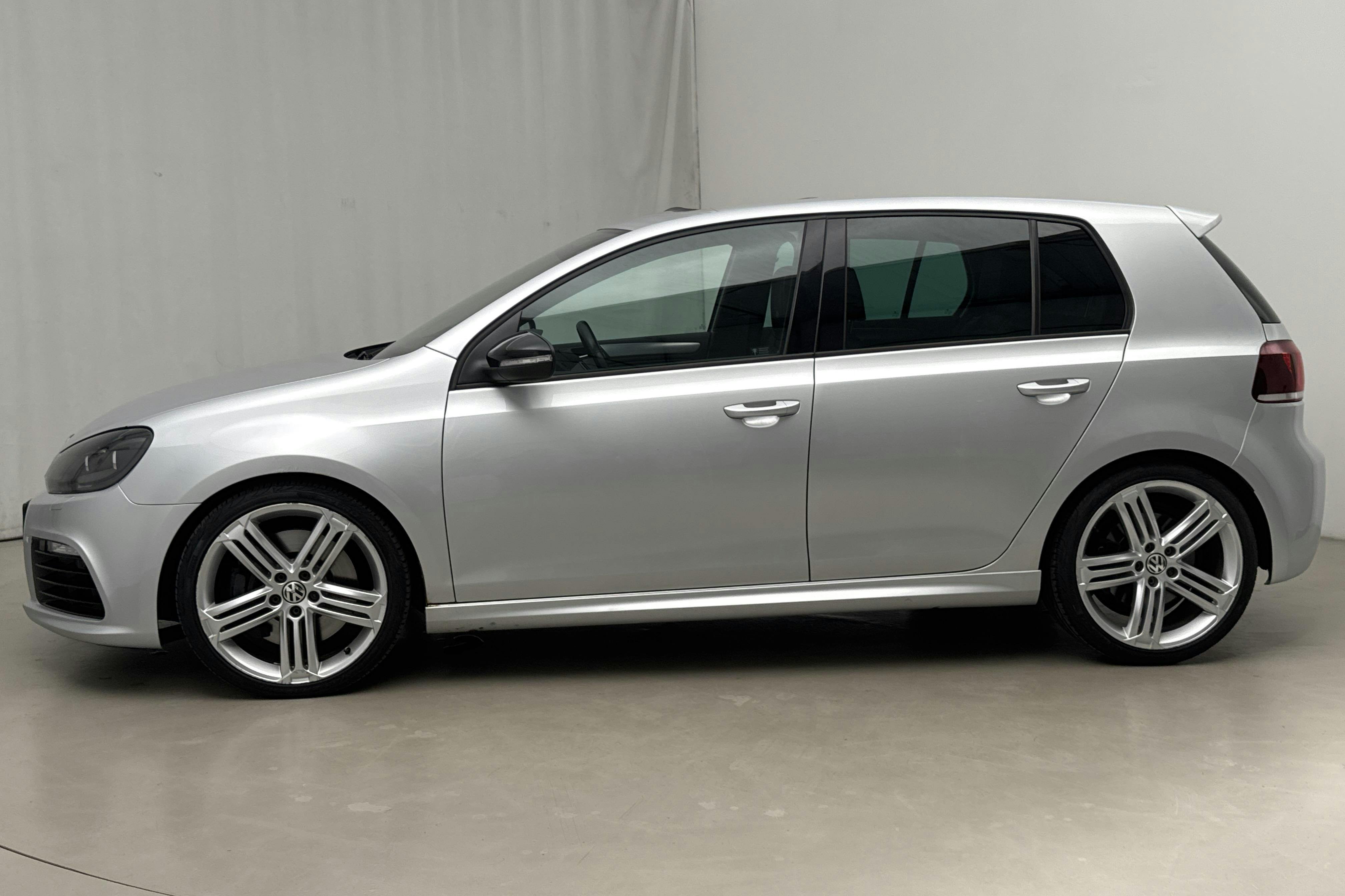 Presentationsfoto 2 av 20: VW Golf VI R 4-MOTION 5dr (270hk) - 12 792 mil - Automat - silver - 2011