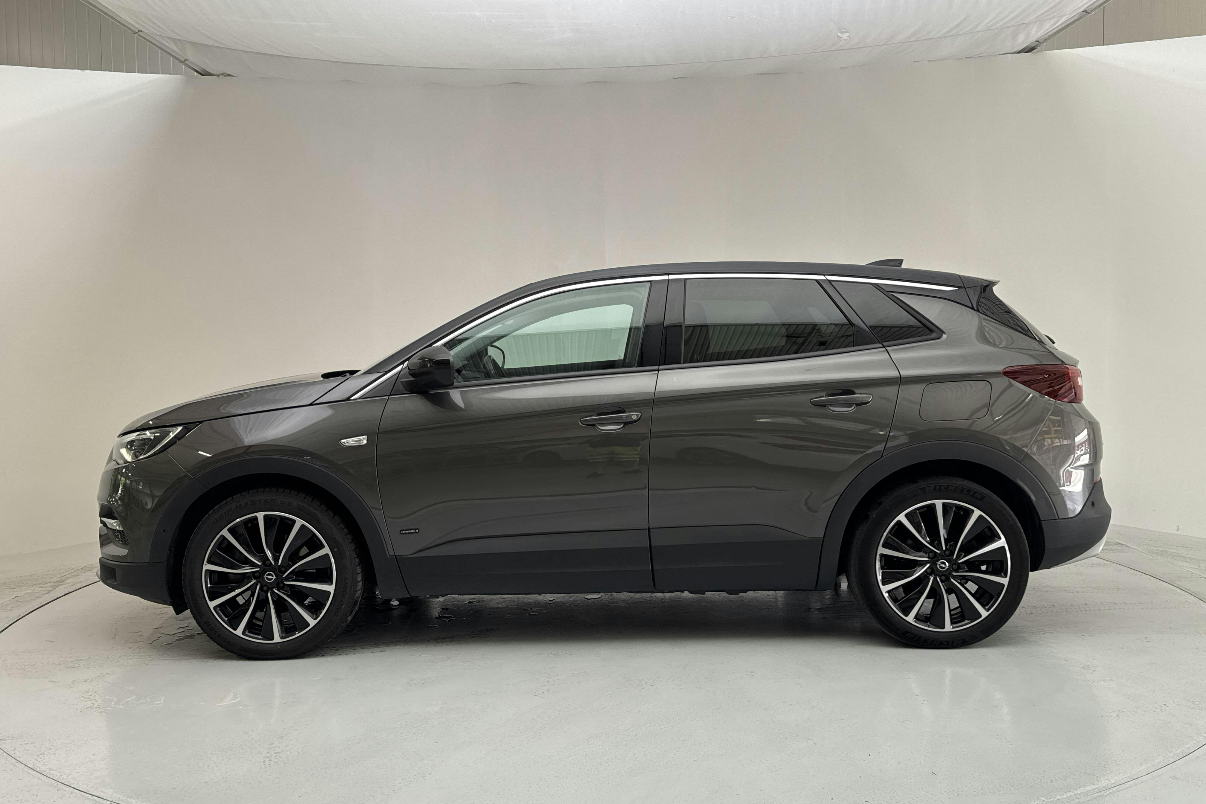 Presentationsfoto 2 av 15: Opel Grandland X 1.6 AWD PHEV (300hk) - 9 428 mil - Automat - grå - 2021