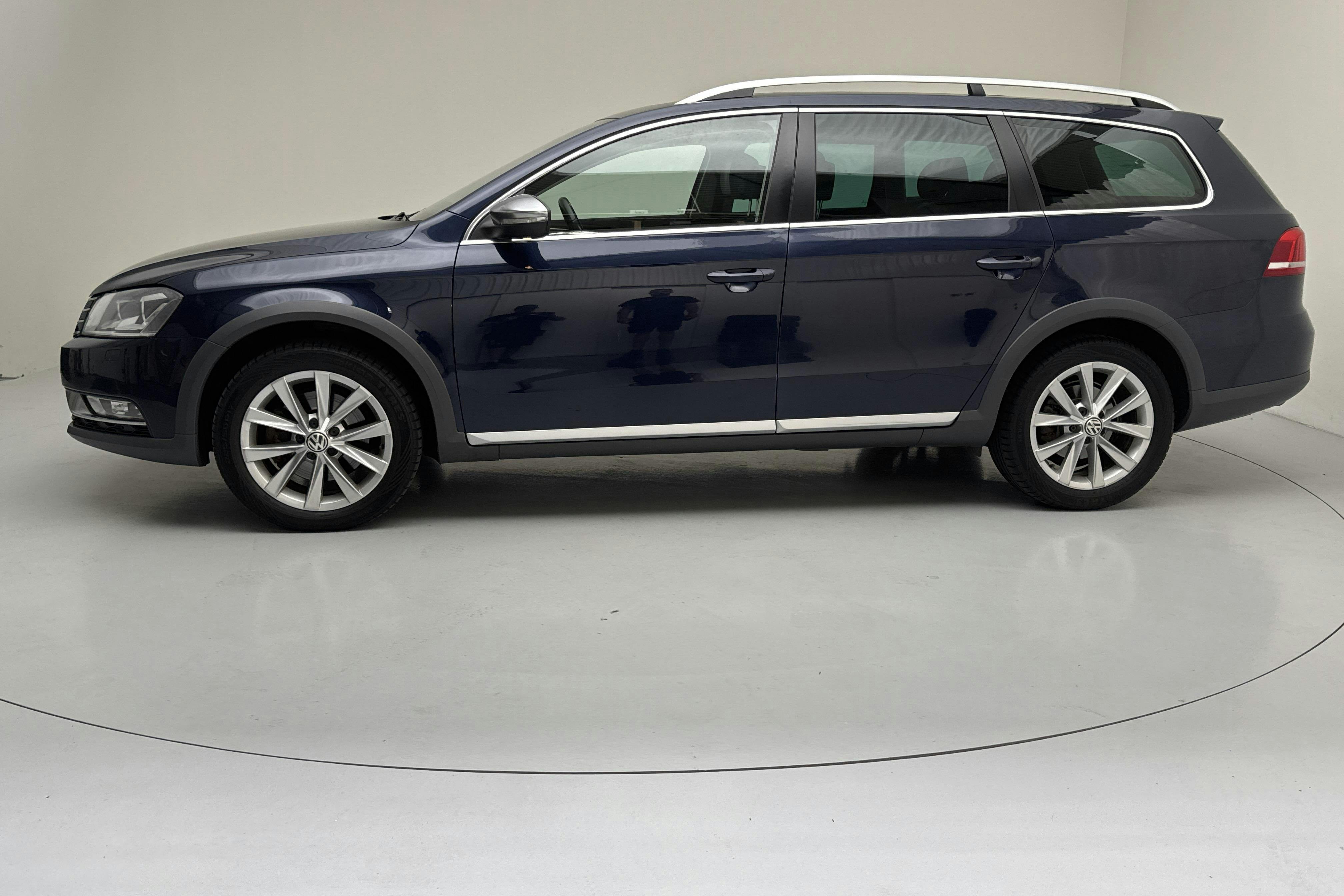 Presentationsfoto 2 av 15: VW Passat Alltrack 2.0 TDI BlueMotion Technology 4Motion (170hk) - 12 439 mil - Automat - Dark Blue - 2012
