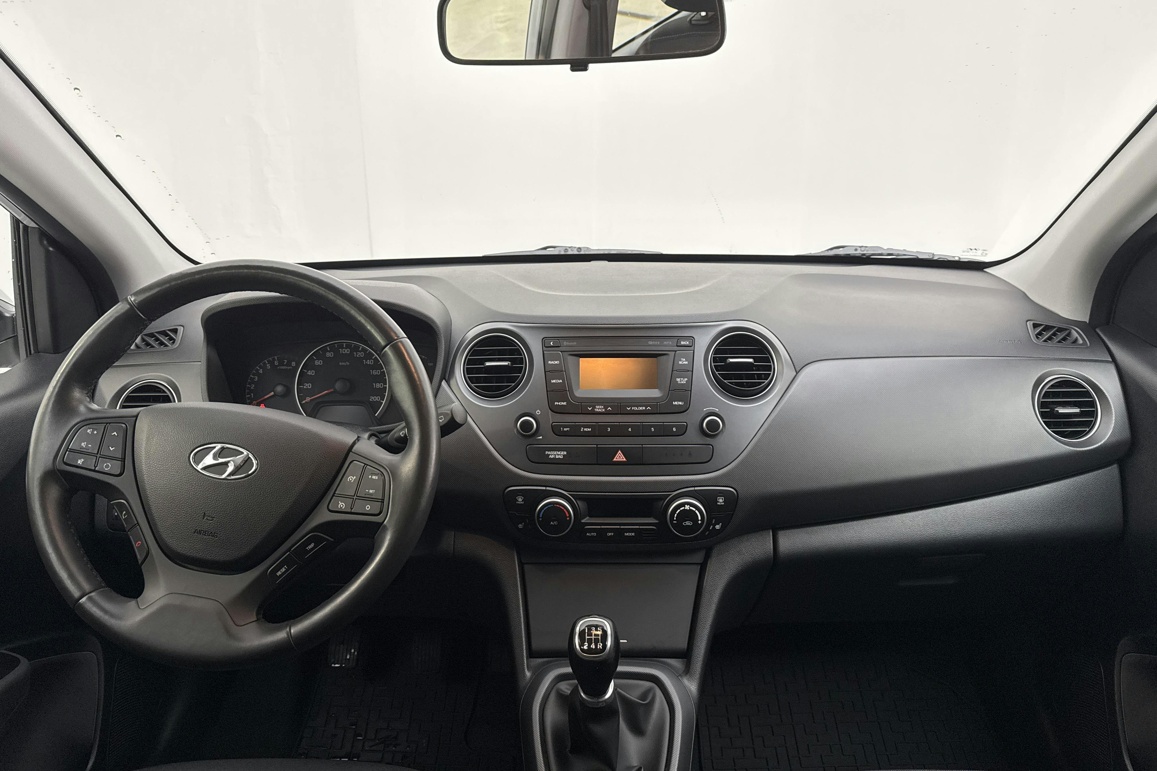 Hyundai i10 1.0 (66hk) - 6 233 mil - Manuell - silver - 2017