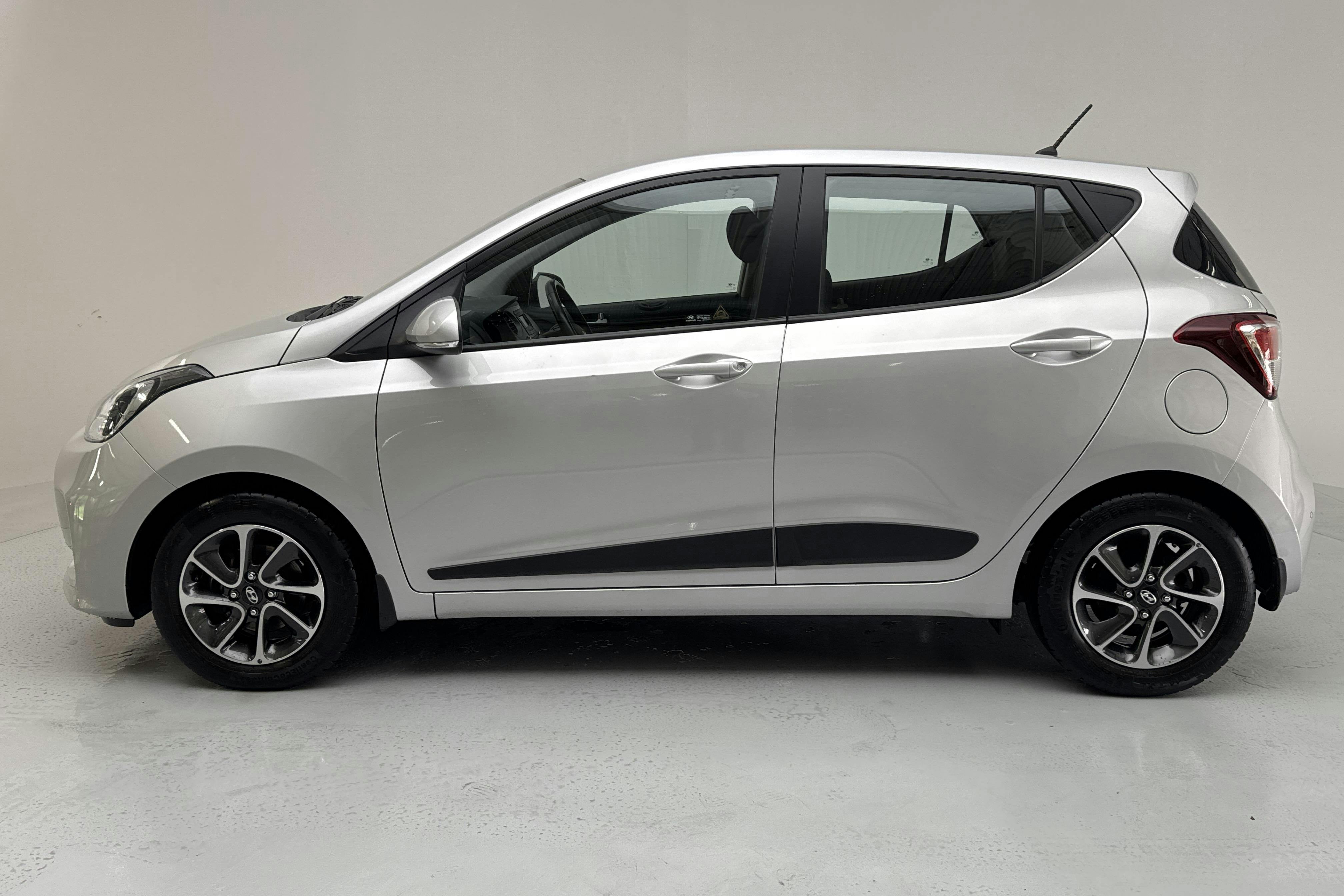 Presentationsfoto 2 av 12: Hyundai i10 1.0 (66hk) - 6 233 mil - Manuell - silver - 2017