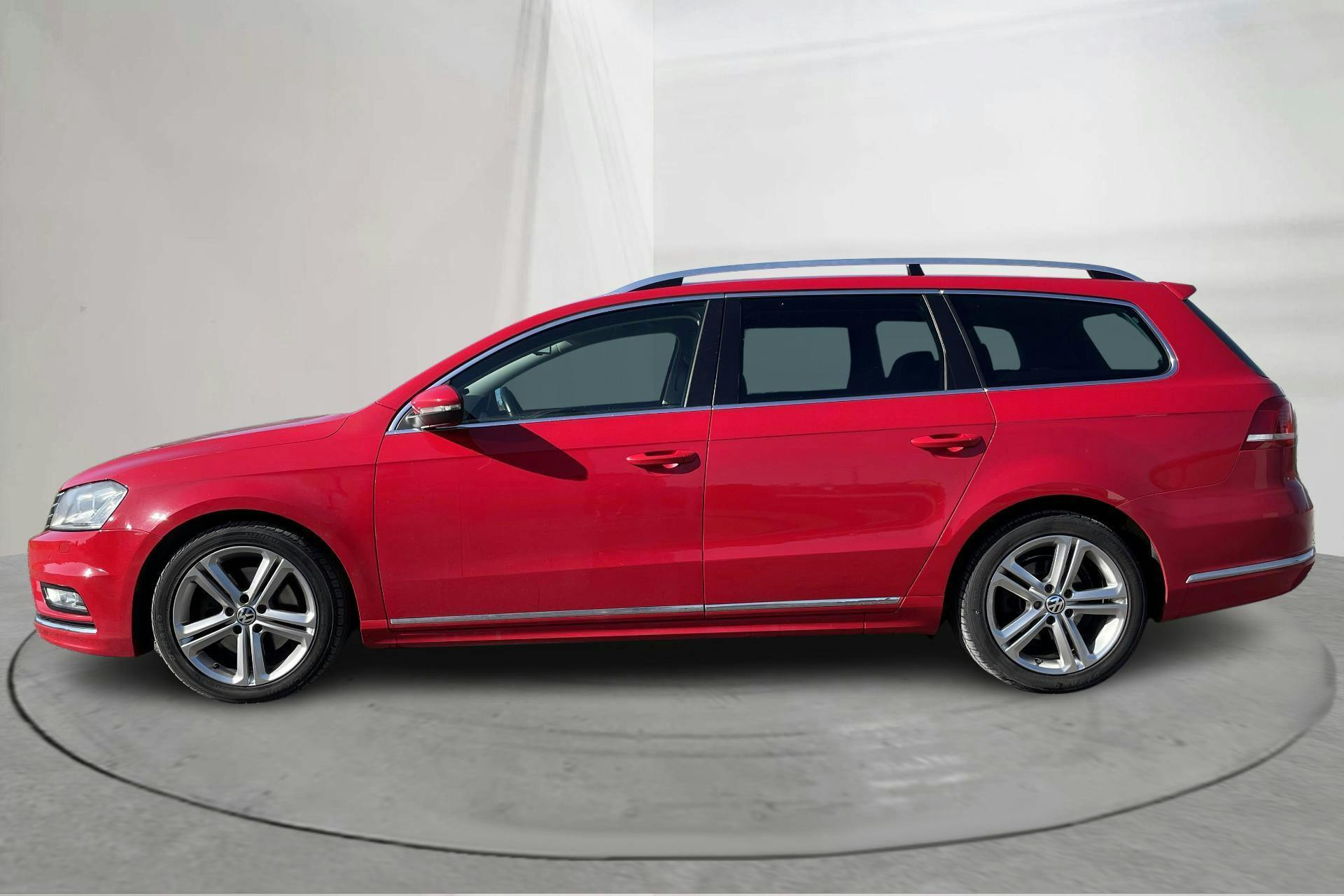 Presentationsfoto 2 av 15: VW Passat 2.0 TDI BlueMotion Technology Variant 4Motion (177hk) - 14 471 mil - Automat - röd - 2014