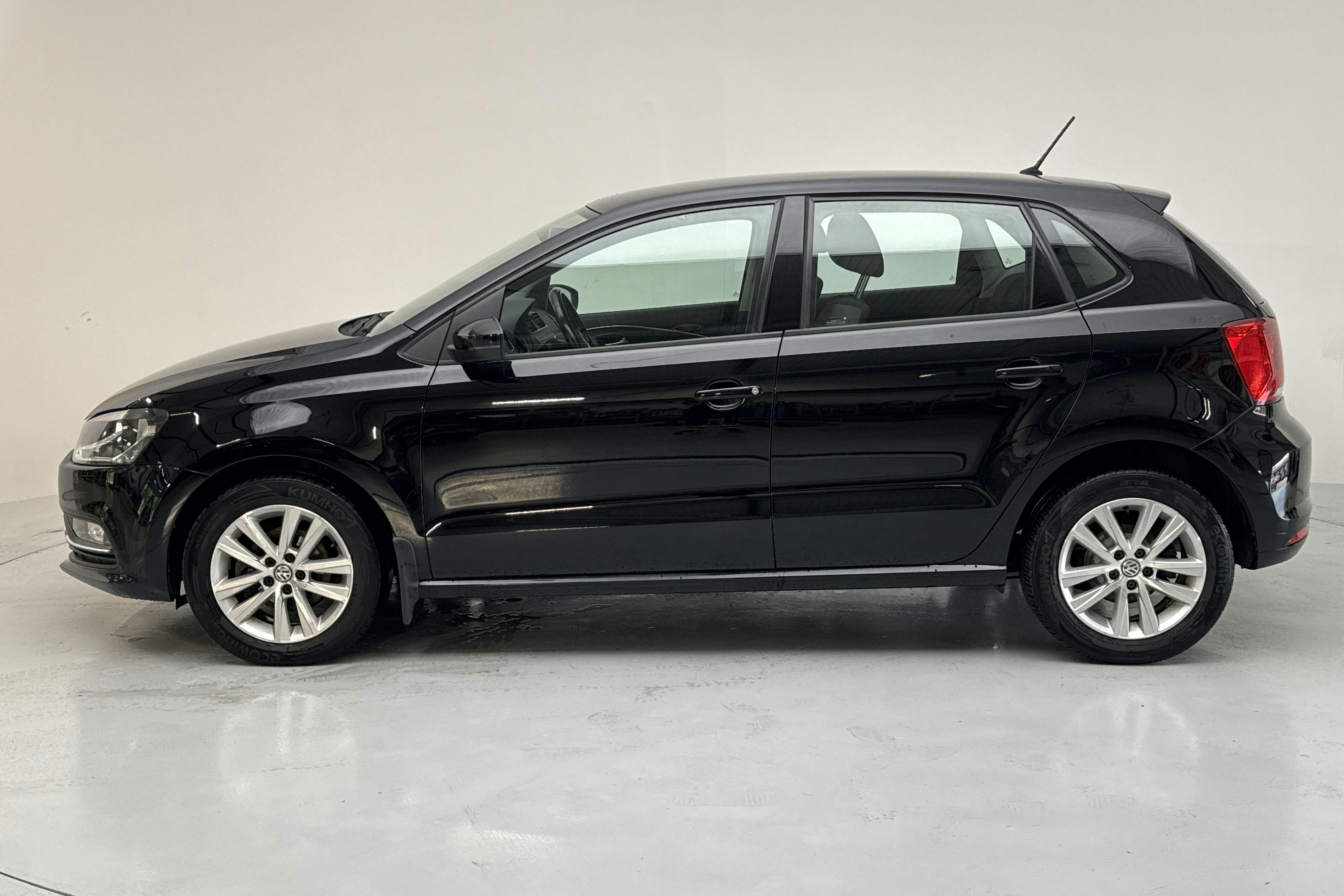 Presentation photo 2 of 12: VW Polo 1.2 TSI 5dr (90hk) - 96 150 km - Manual - black - 2016