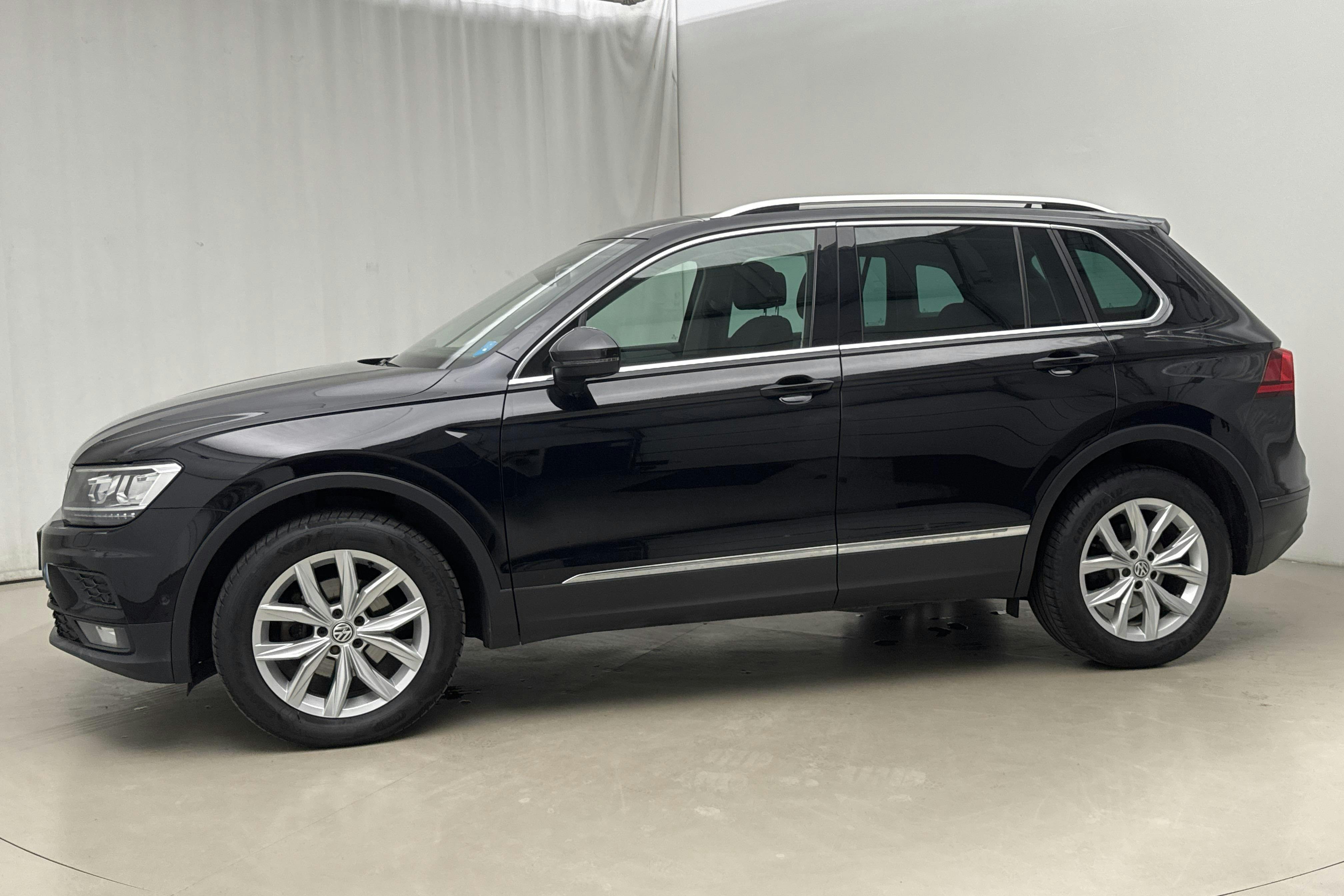 Presentationsfoto 2 av 18: VW Tiguan 2.0 TDI 4MOTION (150hk) - 16 314 mil - Automat - svart - 2019