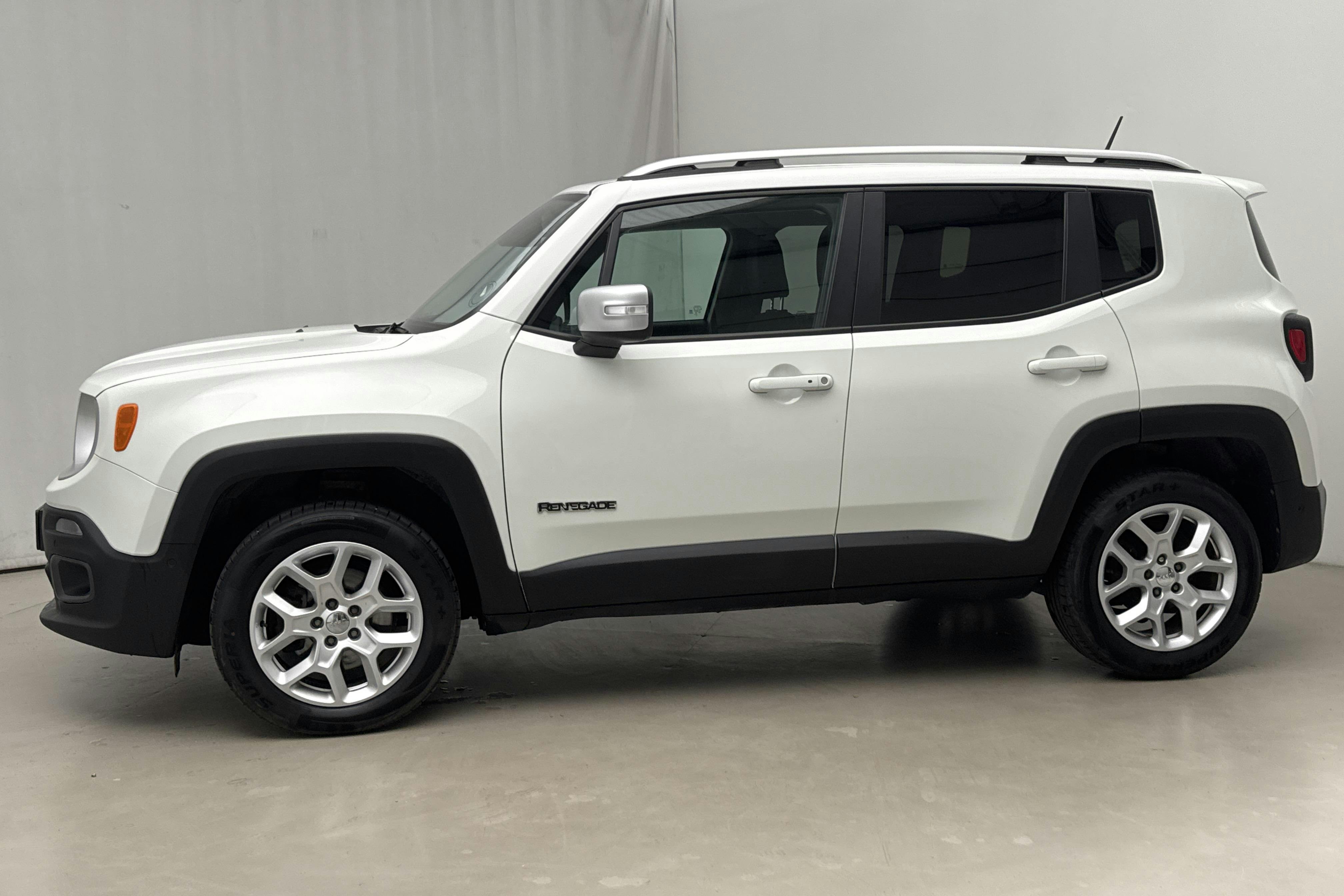 Presentationsfoto 2 av 16: Jeep Renegade 2.0 MultiJet 4WD (140hk) - 18 199 mil - Automat - vit - 2016