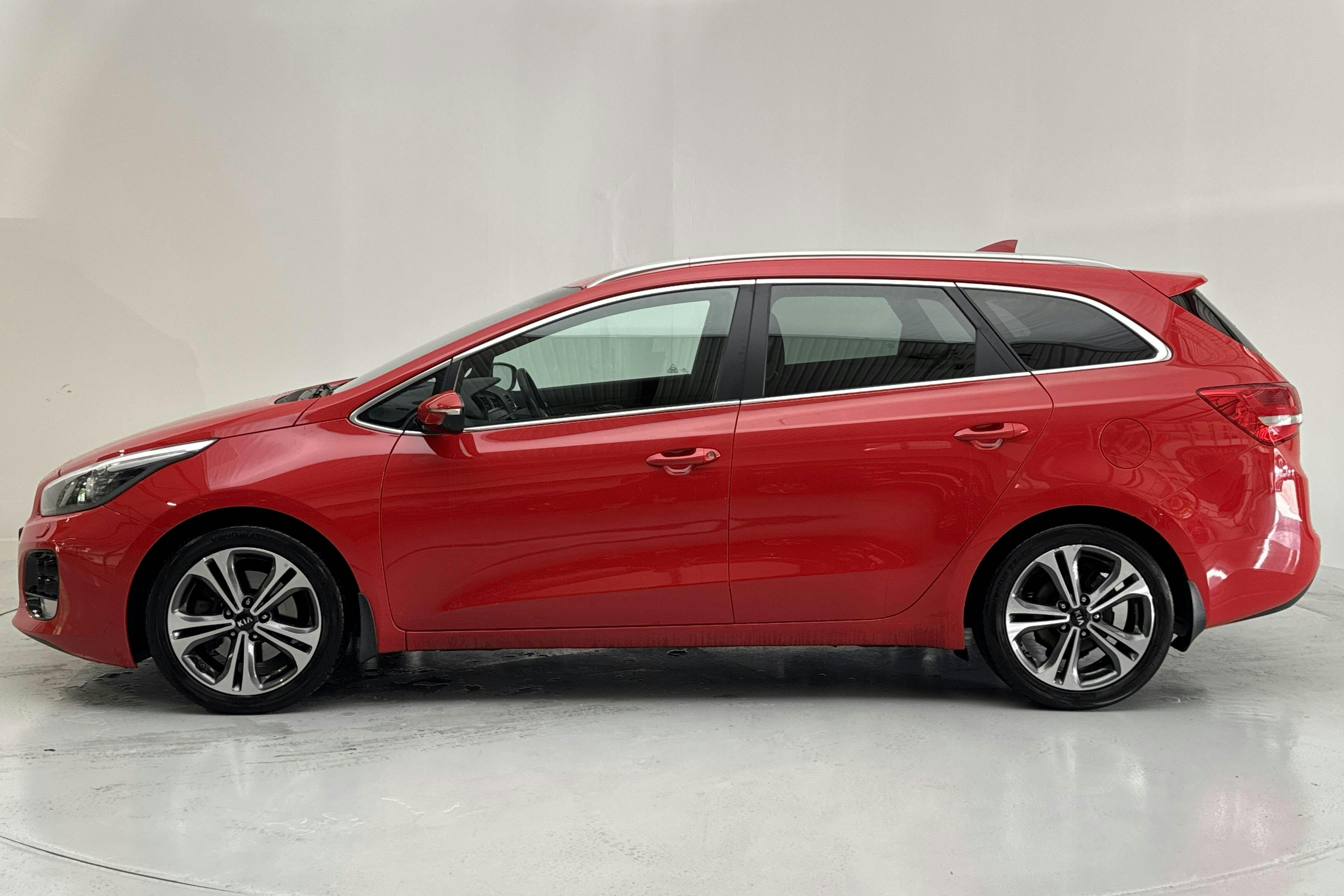 Presentationsfoto 2 av 14: KIA Cee'd 1.6 SW (135hk) - 7 895 mil - Manuell - röd - 2018