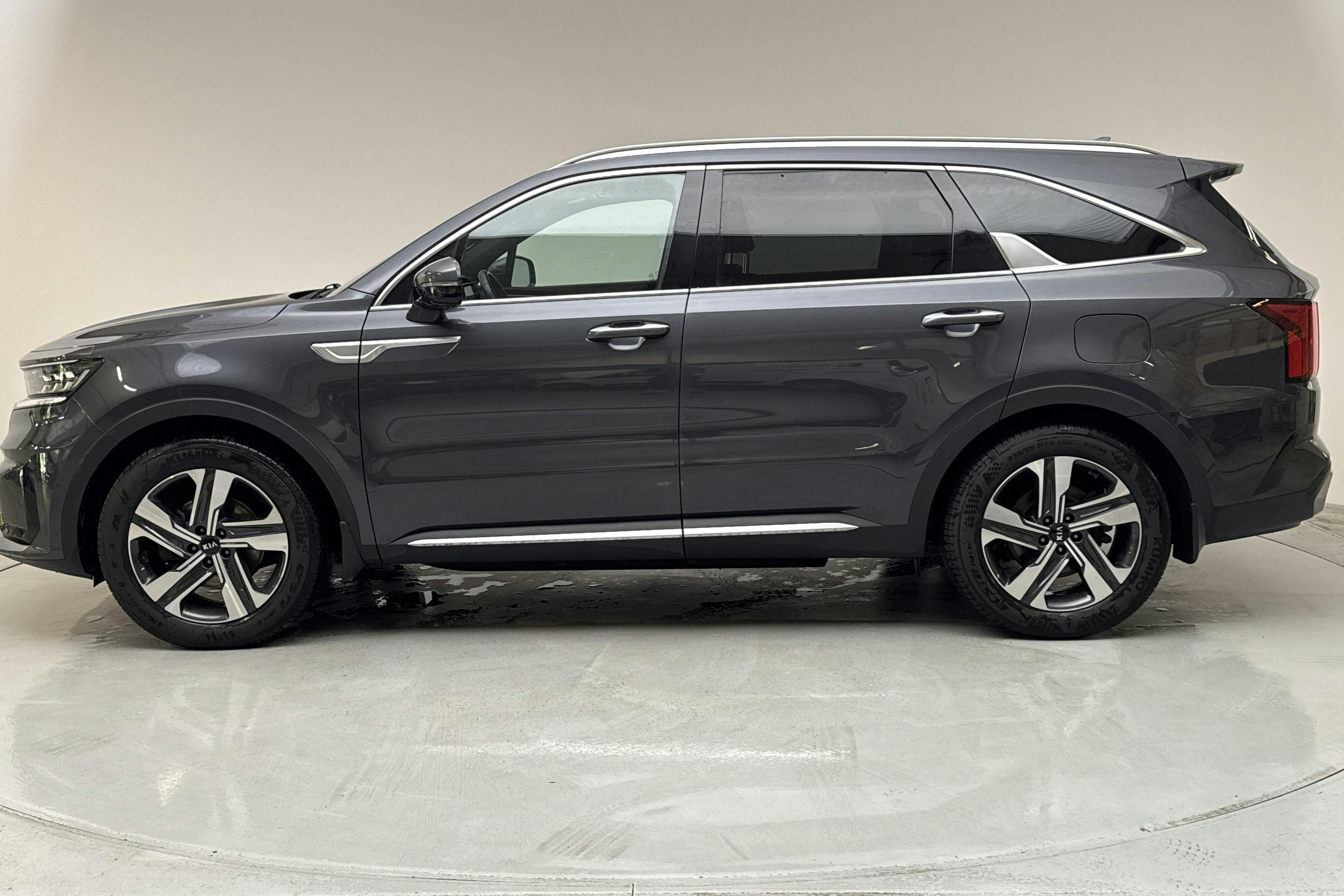 Presentationsfoto 2 av 17: KIA Sorento 1.6 T-GDi Plug-in Hybrid AWD (265hk) - 7 359 mil - Automat - grå - 2021
