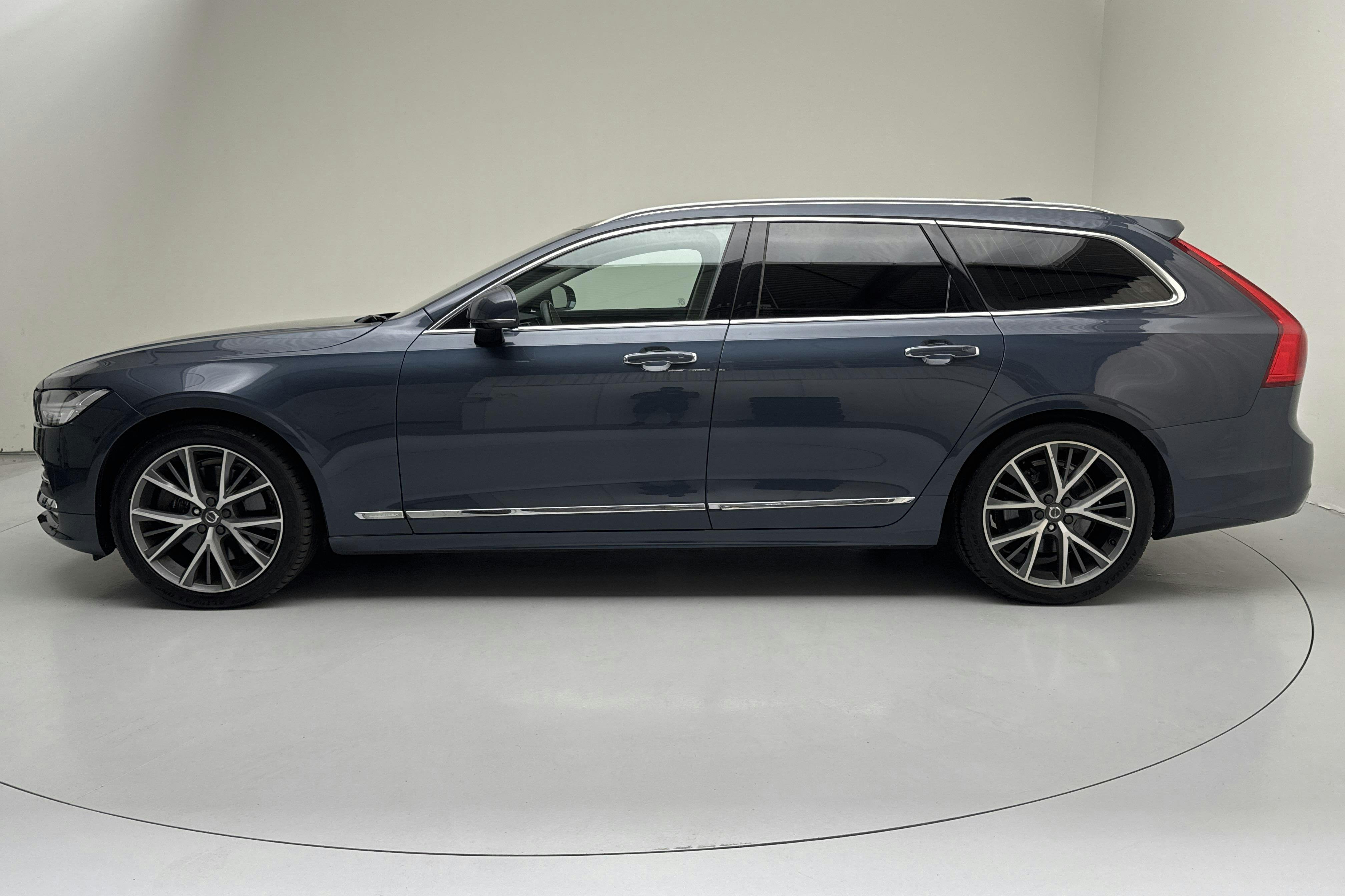 Presentationsfoto 2 av 15: Volvo V90 D4 (190hk) - 3 786 mil - Automat - Dark Blue - 2020