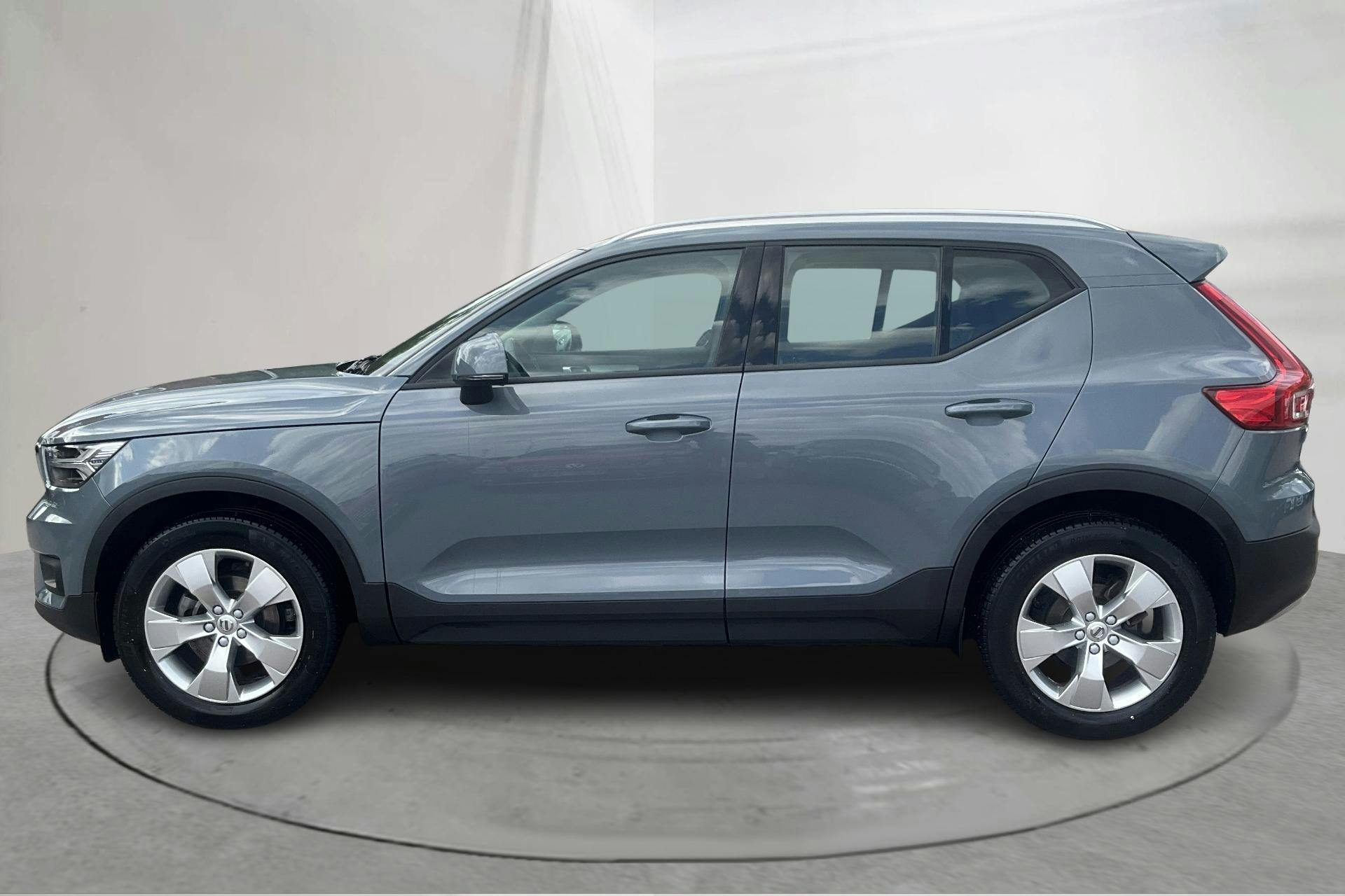 Presentationsfoto 2 av 14: Volvo XC40 T3 2WD (163hk) - 7 825 mil - Automat - grå - 2021