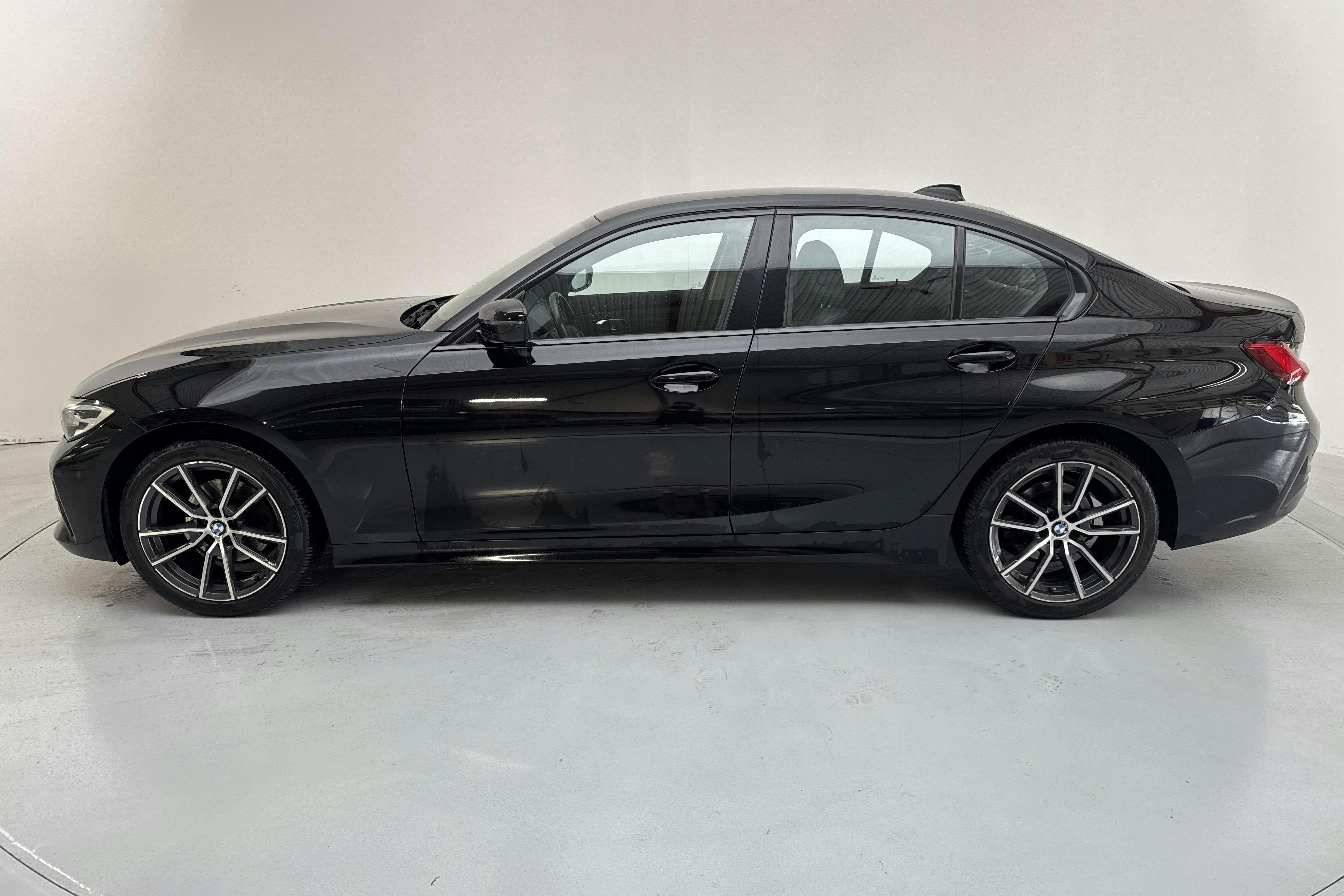 Presentation photo 2 of 12: BMW 320d xDrive Sedan, G20 (190hk) - 100 140 km - Automatic - black - 2019