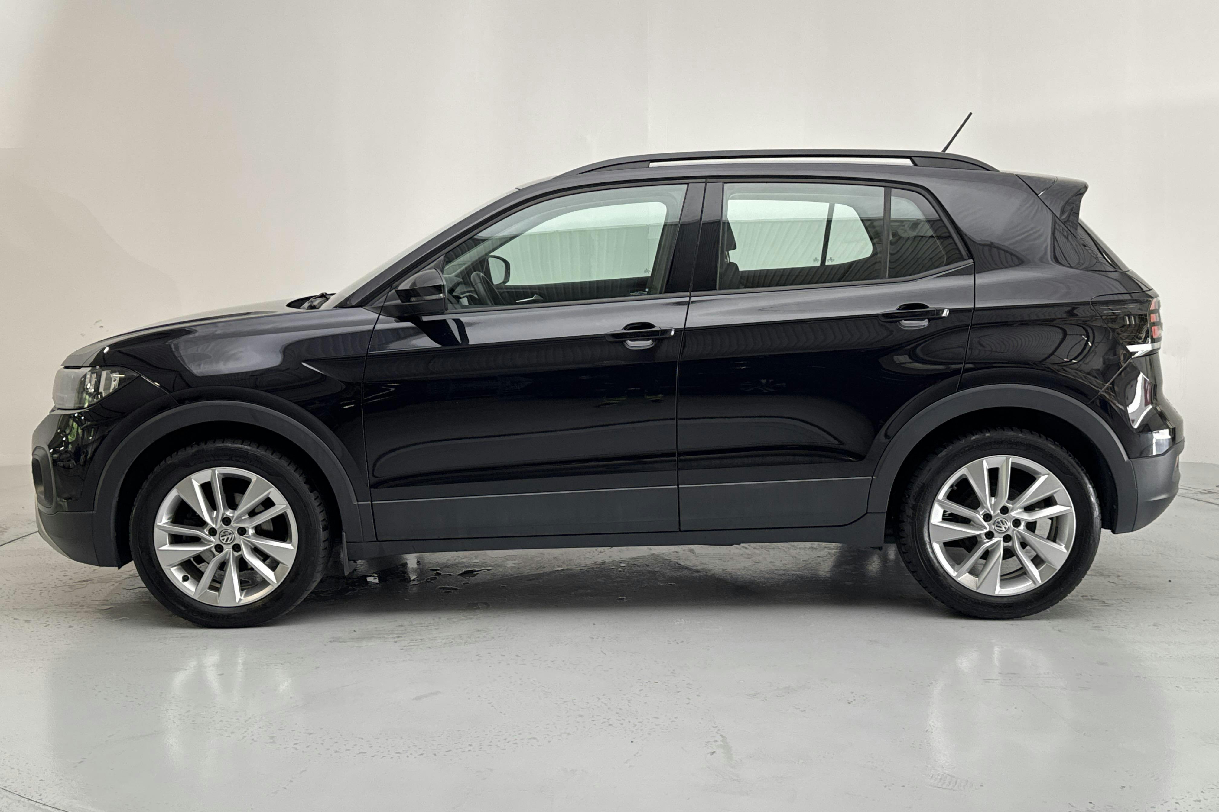 Presentationsfoto 2 av 12: VW T-Cross 1.0 TSI (95hk) - 10 948 mil - Manuell - svart - 2019