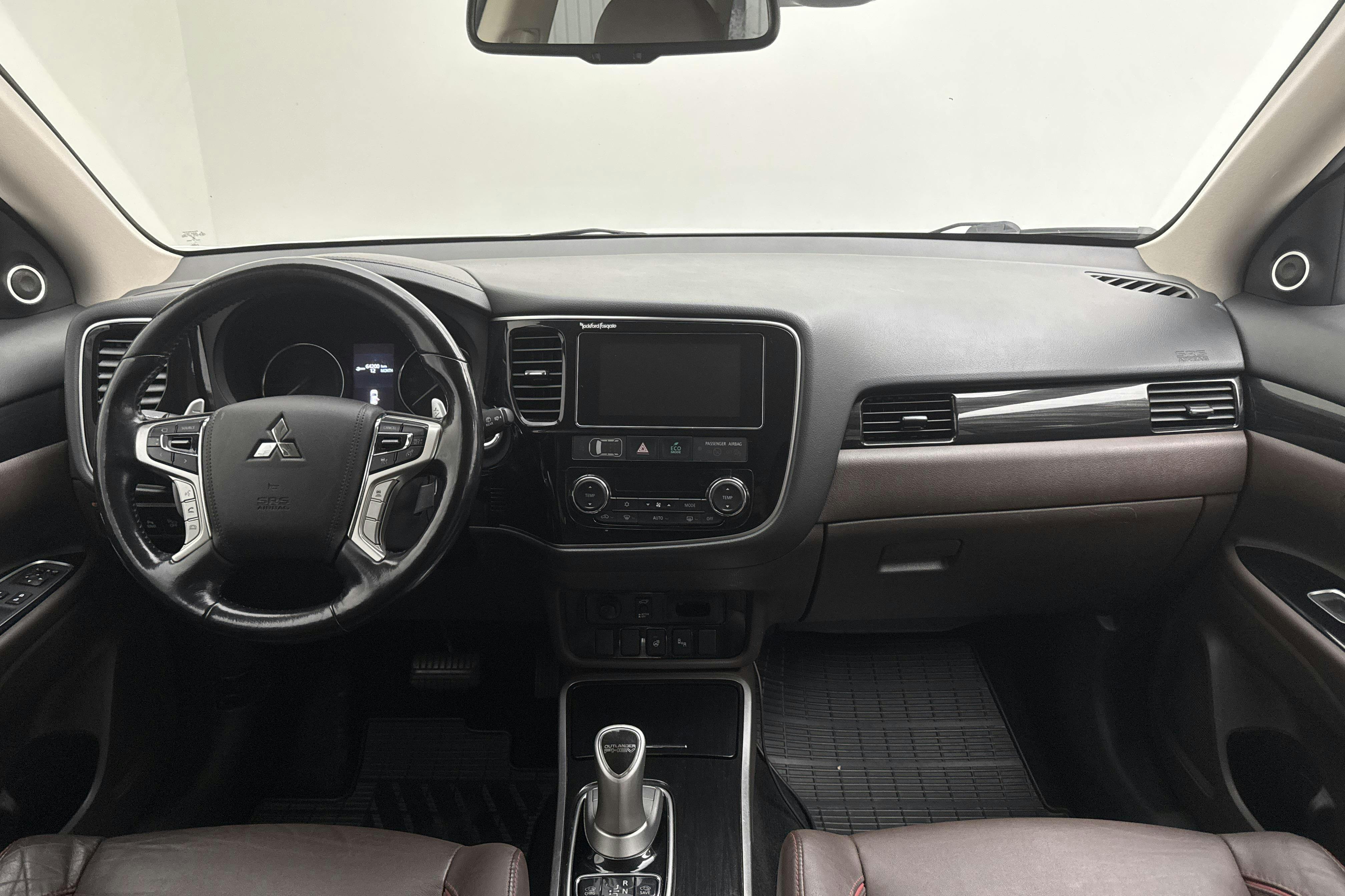 Mitsubishi Outlander 2.0 Plug-in Hybrid 4WD (121hk) - 9 587 mil - Automat - vit - 2018