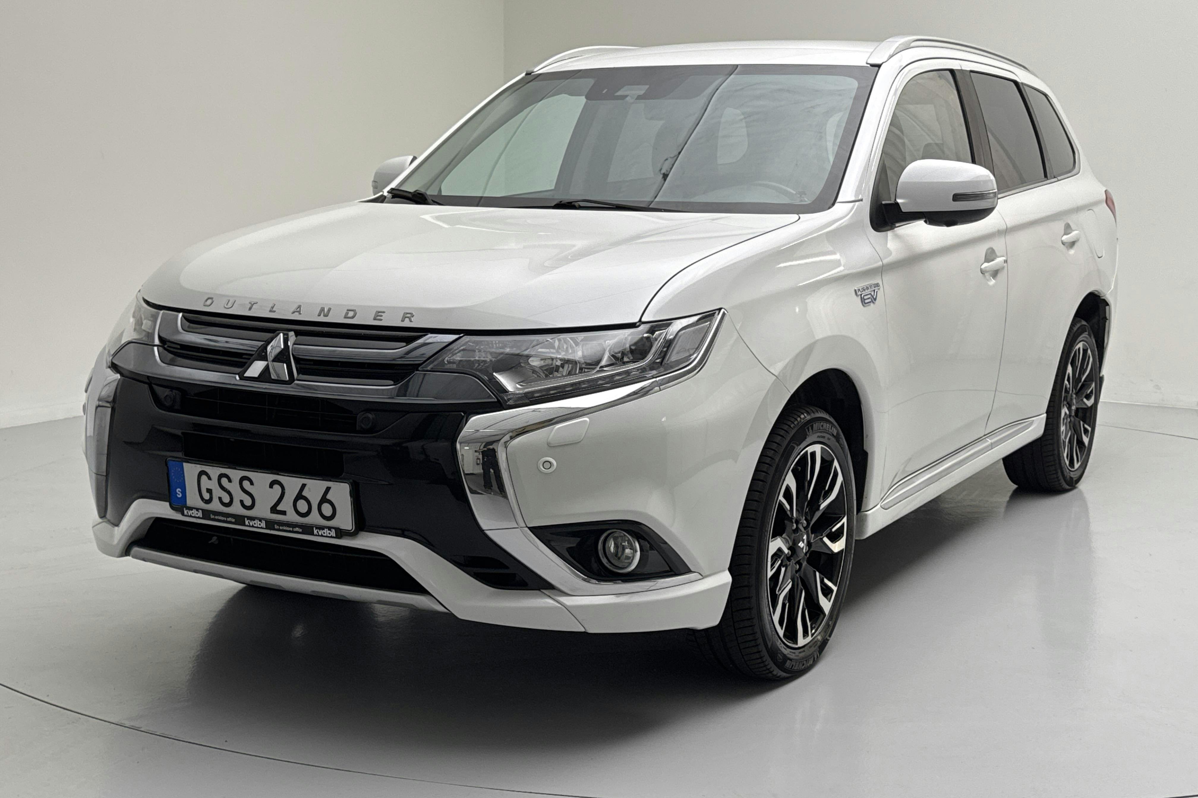 Mitsubishi Outlander 2.0 Plug-in Hybrid 4WD (121hk) - 95 870 km - Automatic - white - 2018