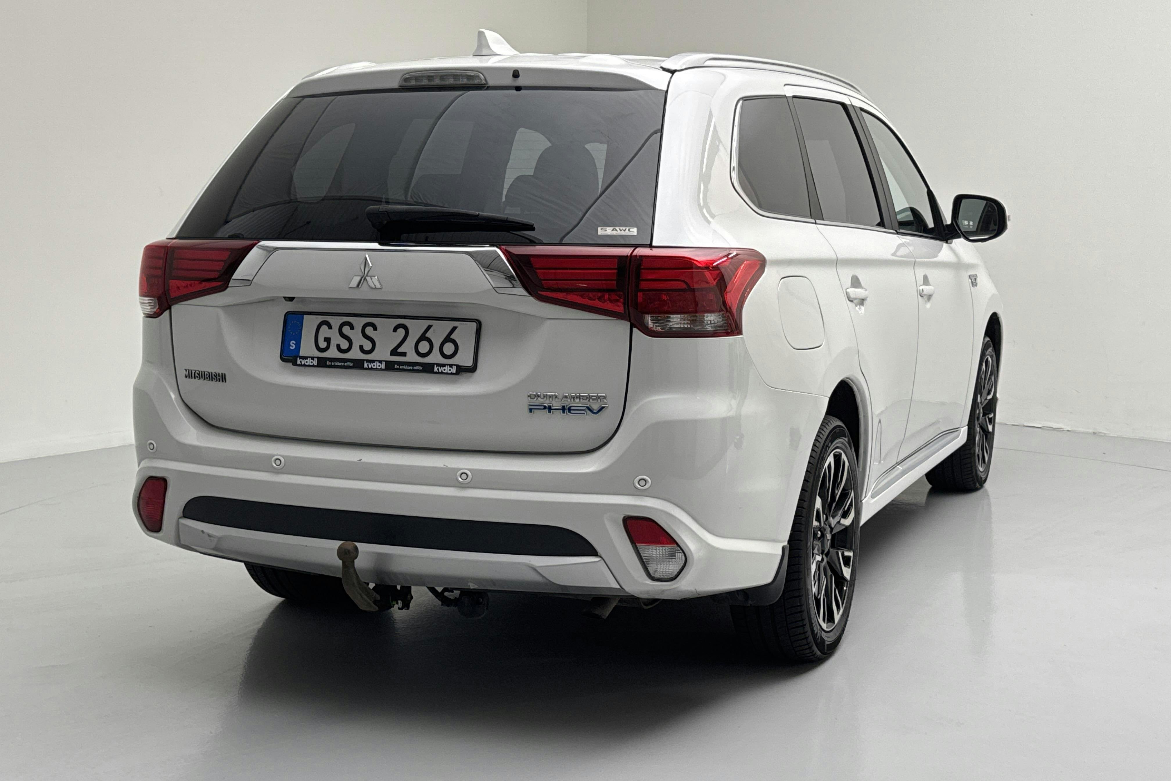 Mitsubishi Outlander 2.0 Plug-in Hybrid 4WD (121hk) - 9 587 mil - Automat - vit - 2018