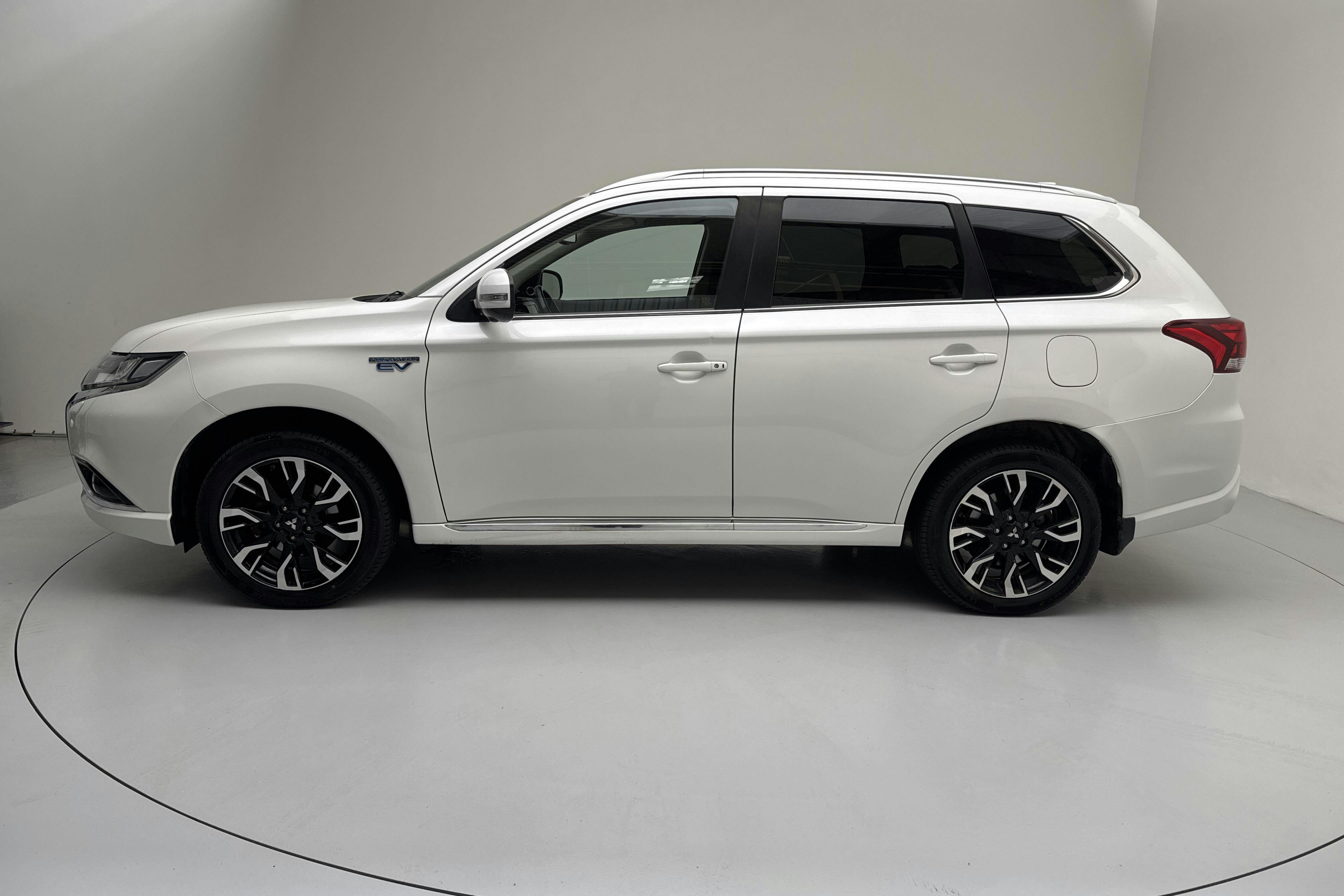Presentationsfoto 2 av 15: Mitsubishi Outlander 2.0 Plug-in Hybrid 4WD (121hk) - 9 587 mil - Automat - vit - 2018