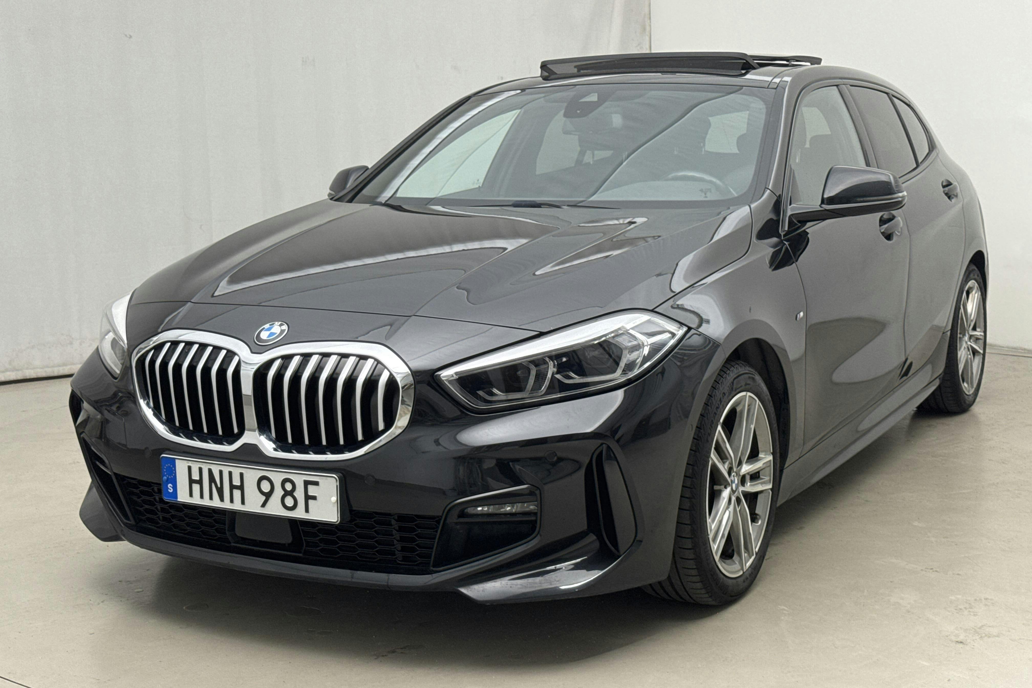 BMW 118i 5dr, F40 (136hk) - 6 347 mil - Automat - svart - 2021