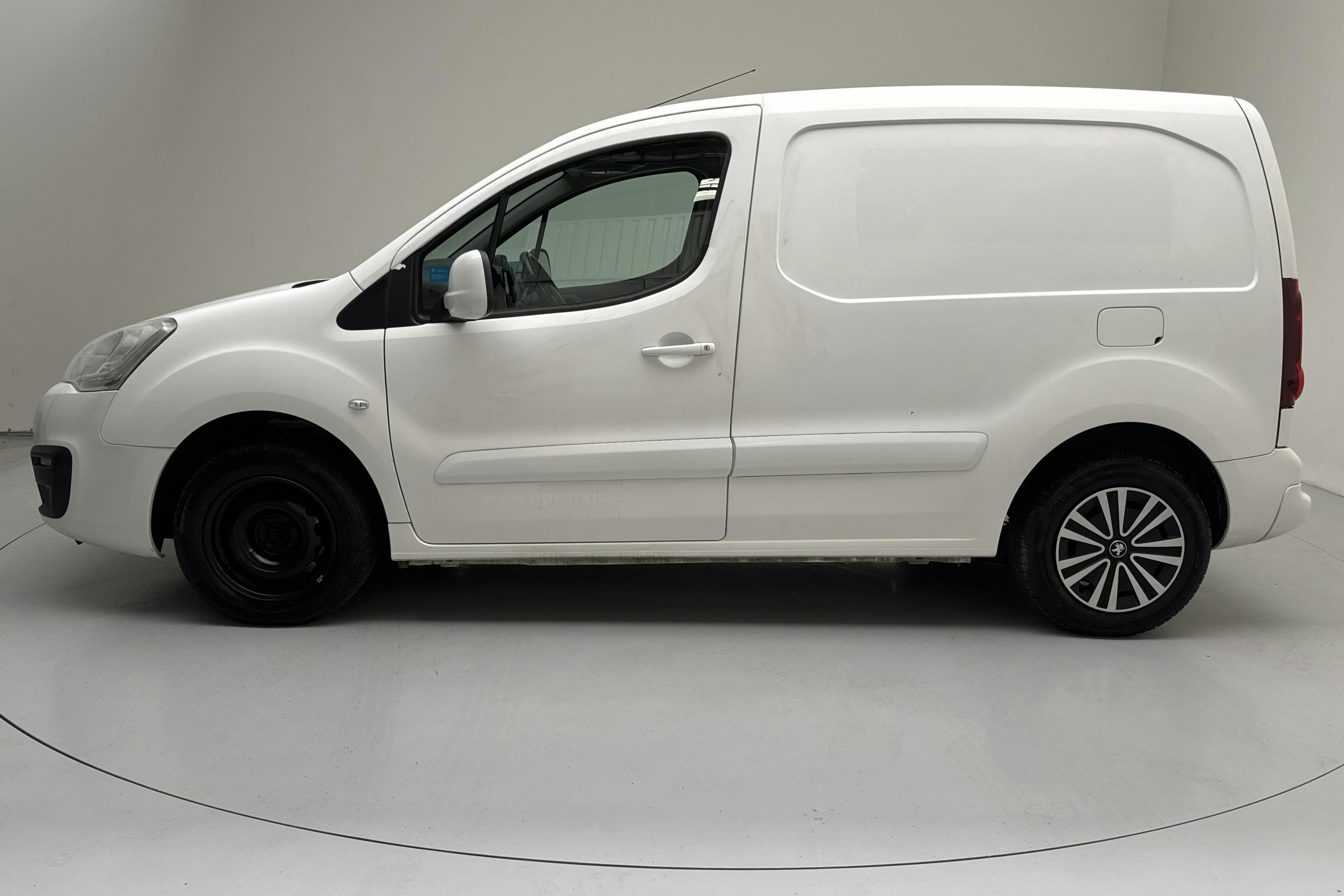Presentation photo 2 of 10: Peugeot Partner 1.6 BlueHDI Skåp (100hk) - 188 100 km - Manual - white - 2017