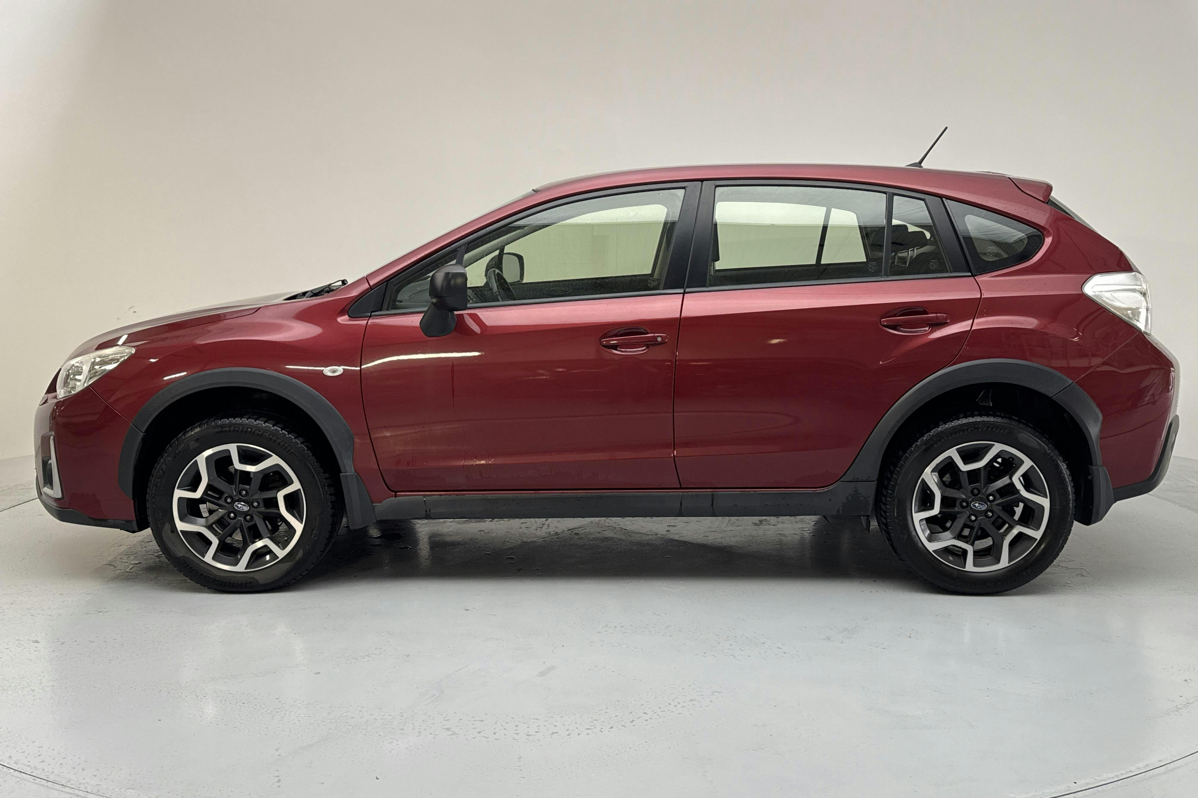 Presentationsfoto 2 av 12: Subaru XV 2.0i (150hk) - 12 823 mil - Automat - Light Red - 2016
