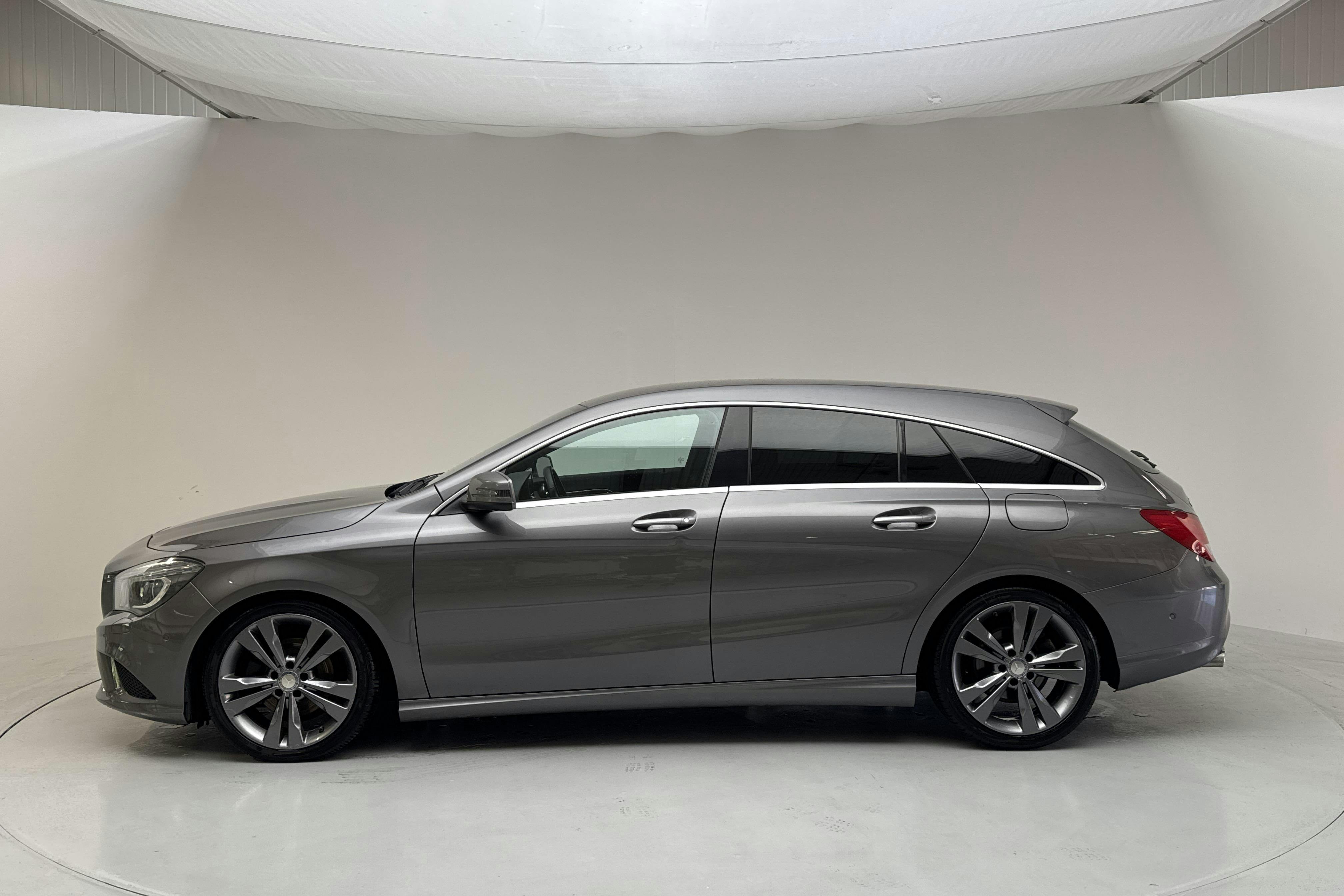 Presentationsfoto 2 av 14: Mercedes CLA 220 d Shooting Brake X117 (177hk) - 17 365 mil - Automat - Dark Grey - 2016
